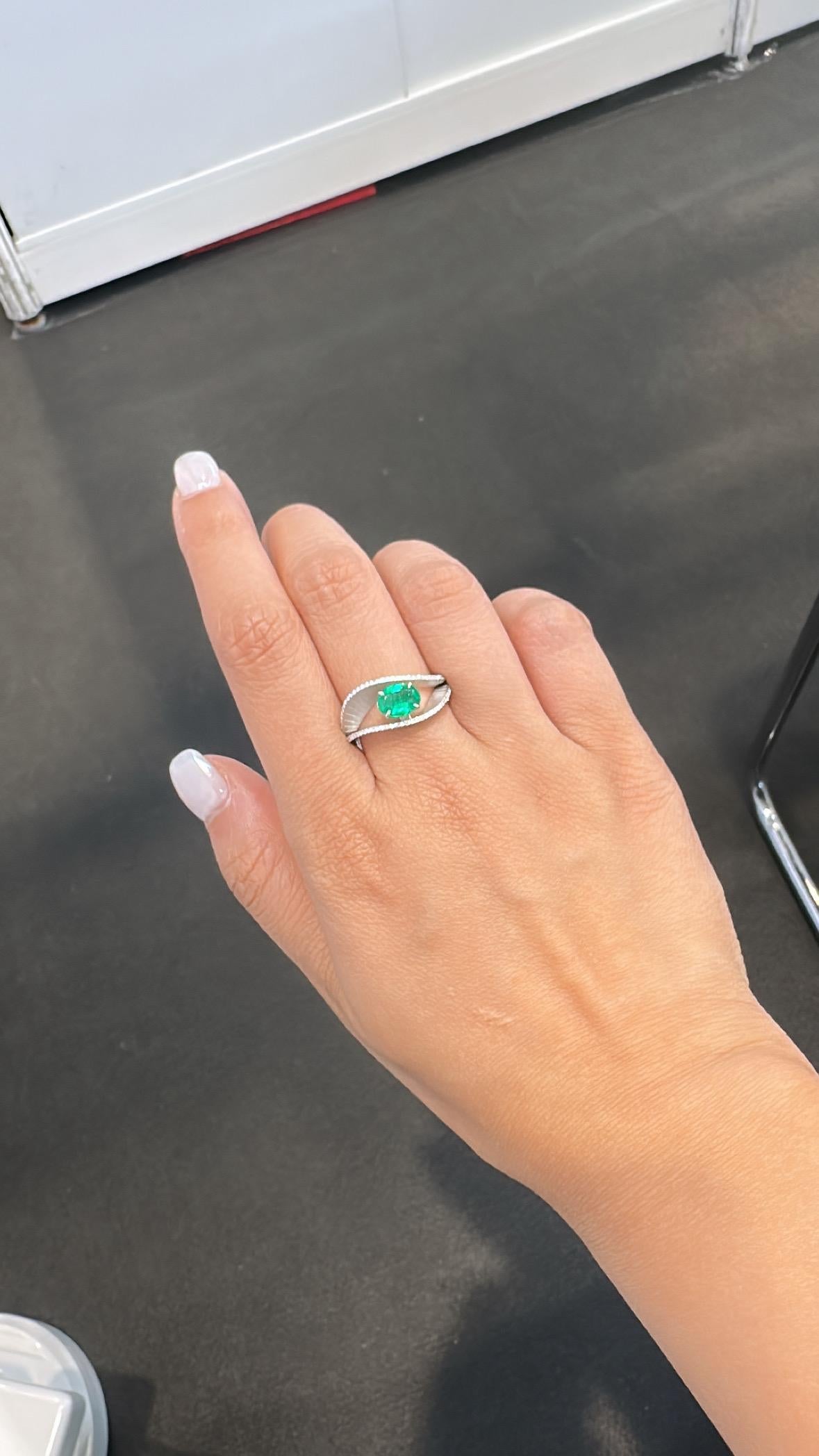 Verlobungsring aus 18 Karat Weißgold, 0,92 Karat sambischer Smaragd und Diamanten im Angebot 2