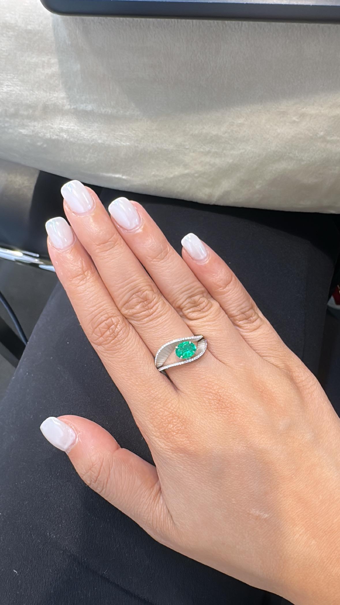 Verlobungsring aus 18 Karat Weißgold, 0,92 Karat sambischer Smaragd und Diamanten im Angebot 3