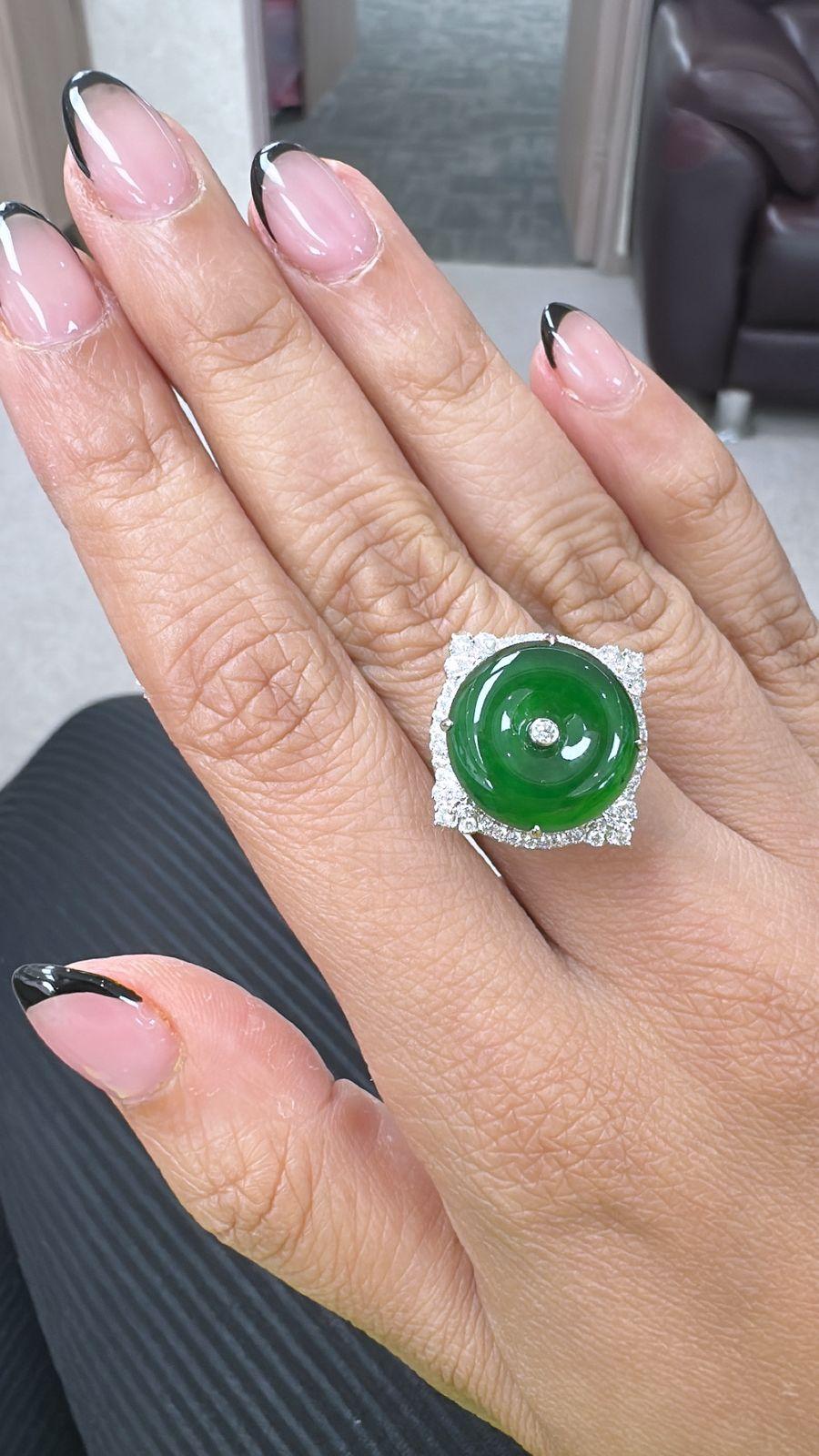 Verlobungsring aus 18 Karat Weißgold, 10,07 Karat, Jadeit, Jade und Diamanten (Rundschliff) im Angebot