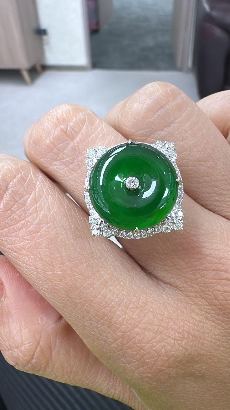 Verlobungsring aus 18 Karat Weißgold, 10,07 Karat, Jadeit, Jade und Diamanten im Zustand „Neu“ im Angebot in Hong Kong, HK
