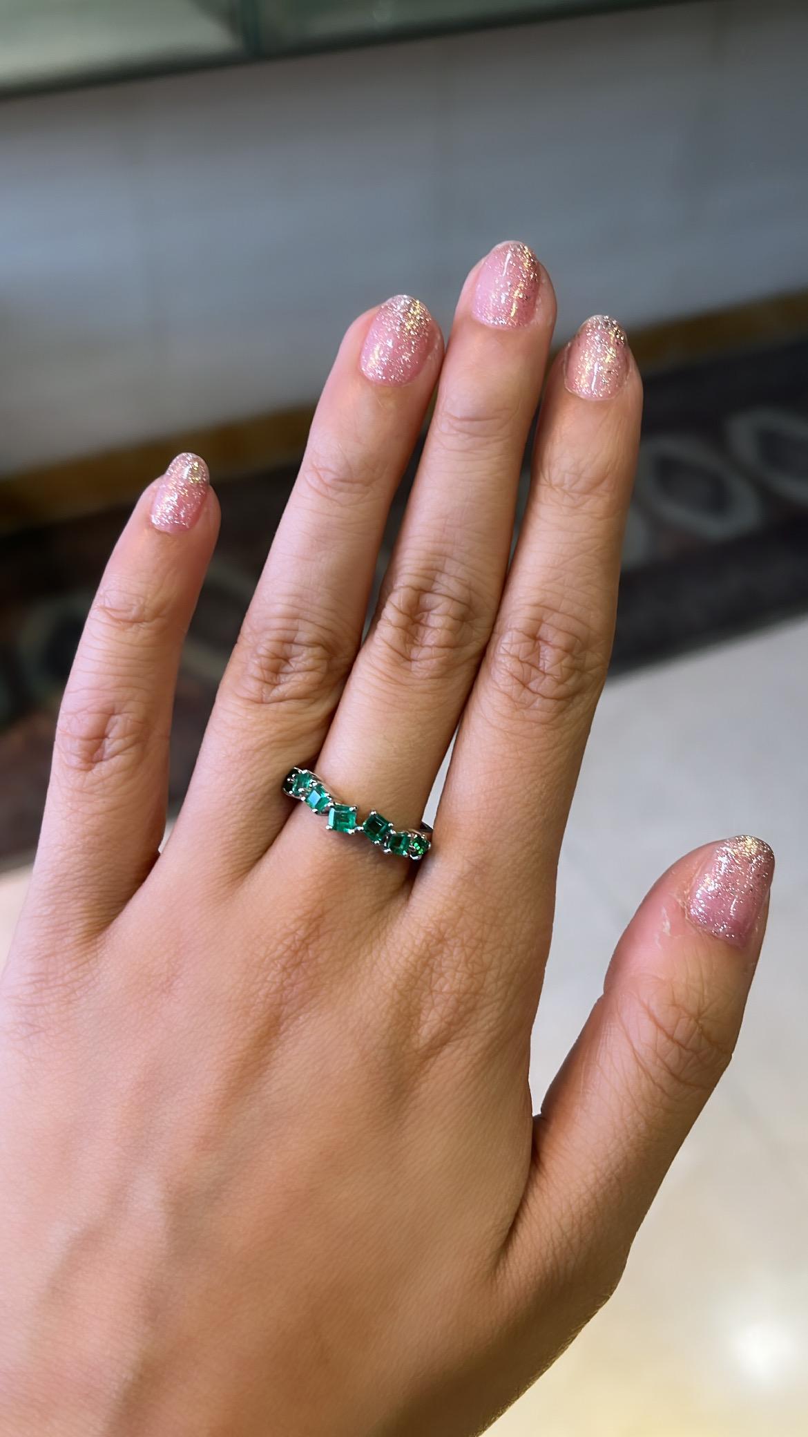 Modern Set in 18K White Gold, 1.02 carats, natural Zambian Emerald Band Ring For Sale