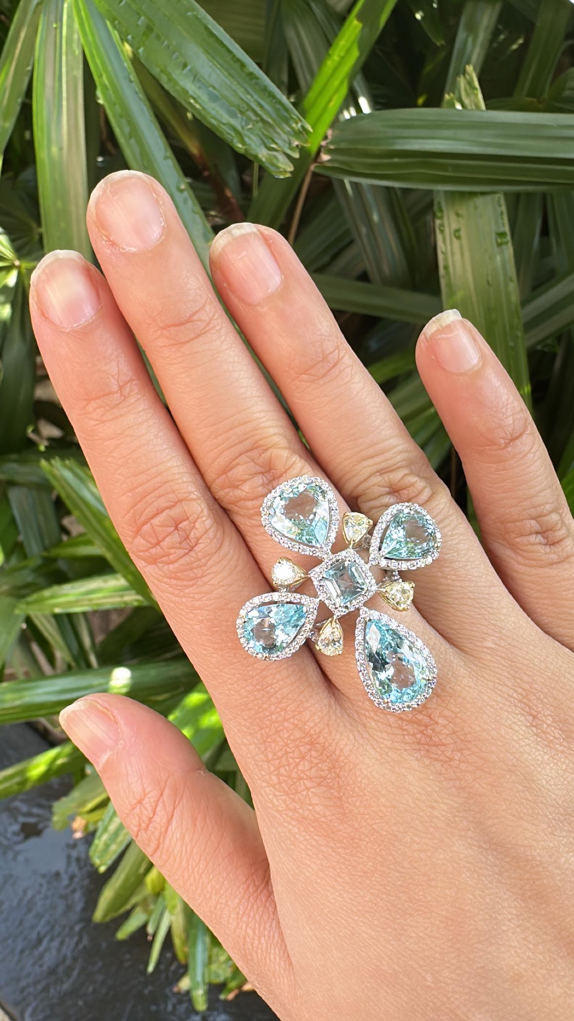 Engastado en Oro blanco de 18 quilates, 10,58 quilates, Anillo de cóctel de aguamarina y diamantes amarillos en venta 4