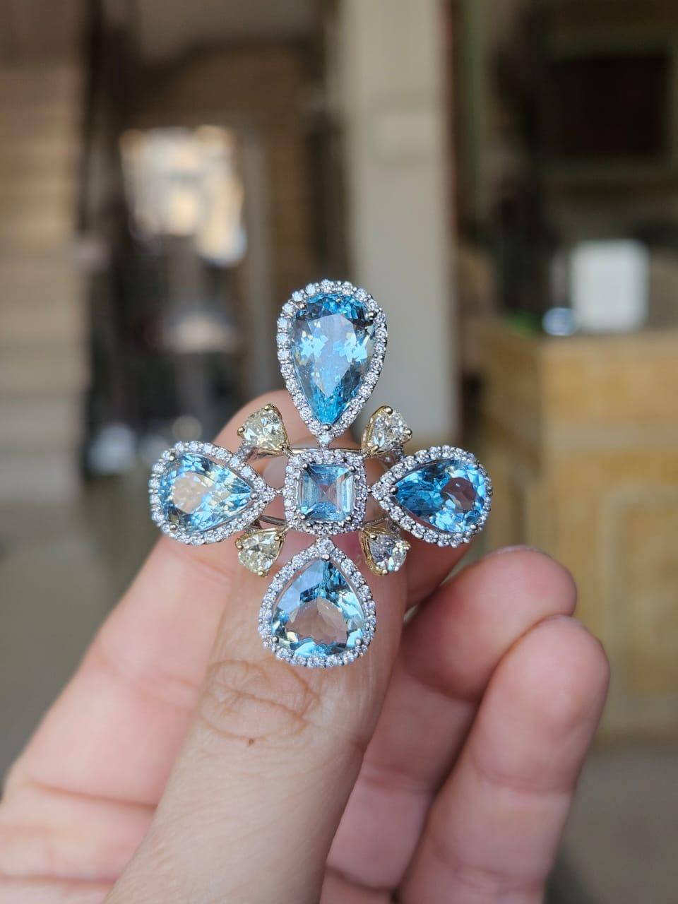 Un precioso anillo de cóctel de aguamarina, de estilo moderno, engastado en oro de 18 quilates y diamantes naturales. El peso de las aguamarinas es de 10.58 quilates. El peso combinado de los diamantes es de 2,04 quilates. El peso neto del oro de 18