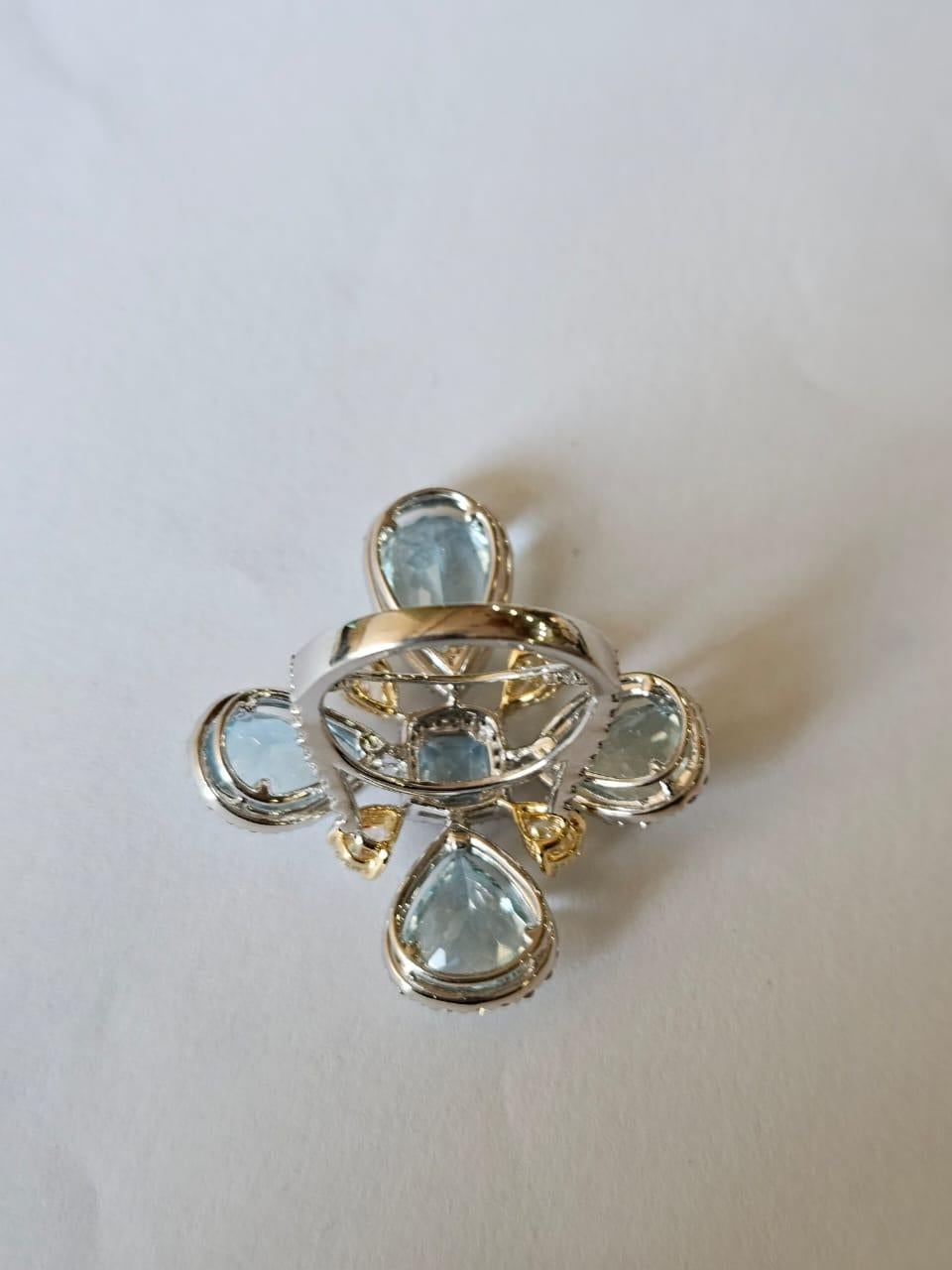 Engastado en Oro blanco de 18 quilates, 10,58 quilates, Anillo de cóctel de aguamarina y diamantes amarillos Moderno en venta