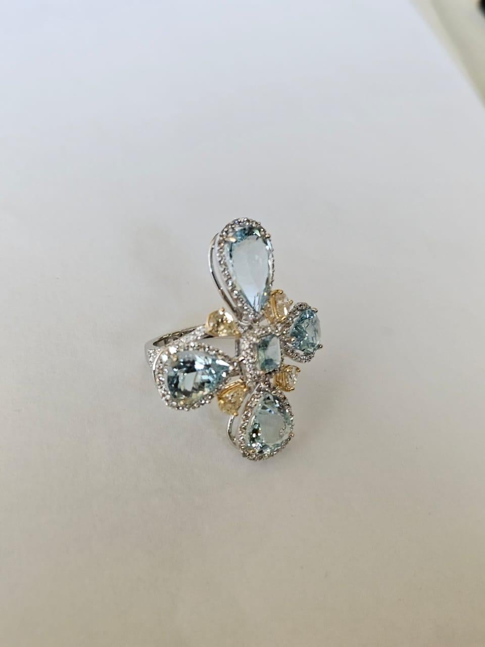 Engastado en Oro blanco de 18 quilates, 10,58 quilates, Anillo de cóctel de aguamarina y diamantes amarillos Corte pera en venta