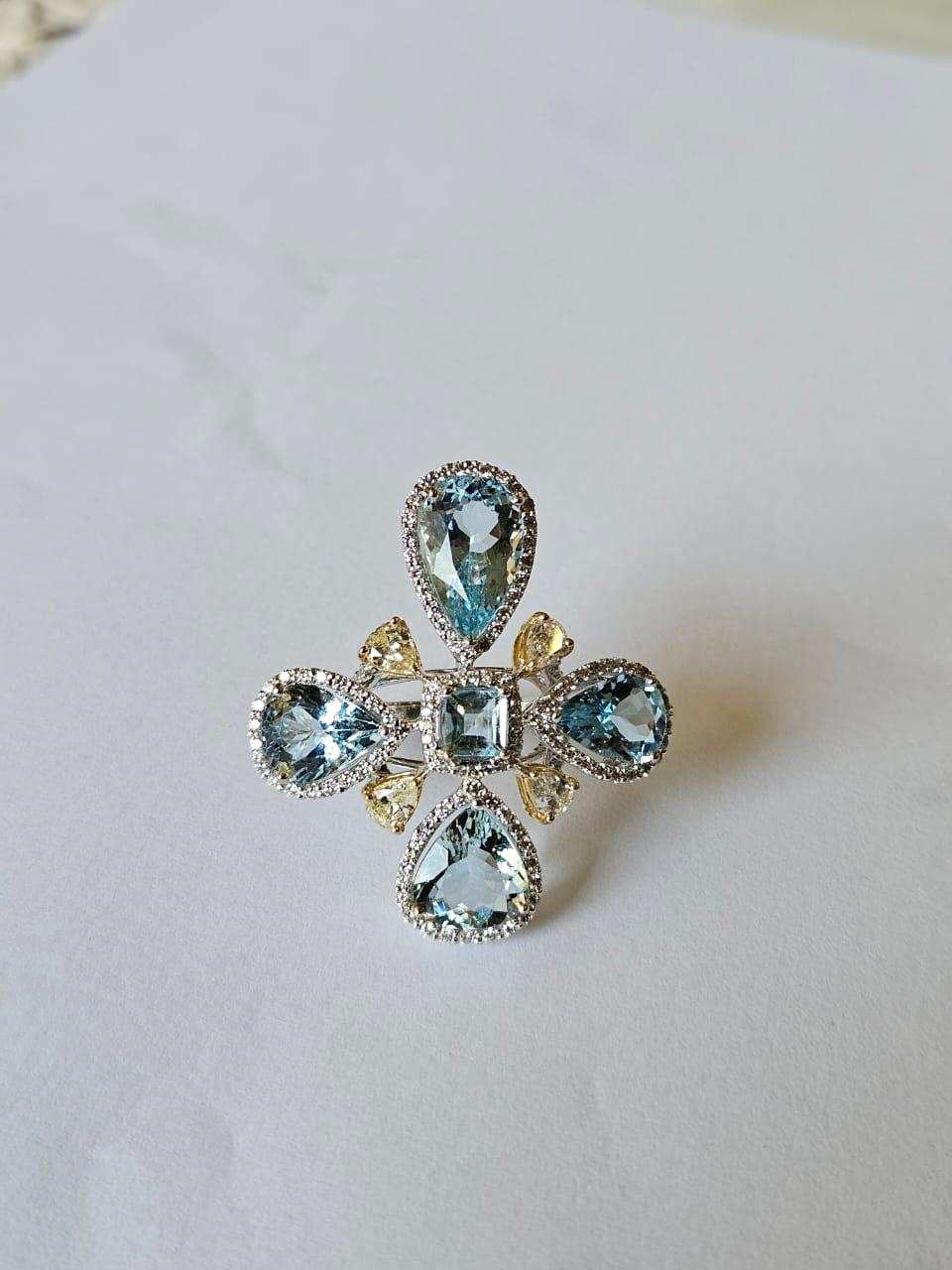 Engastado en Oro blanco de 18 quilates, 10,58 quilates, Anillo de cóctel de aguamarina y diamantes amarillos en Nuevo estado para la venta en Hong Kong, HK