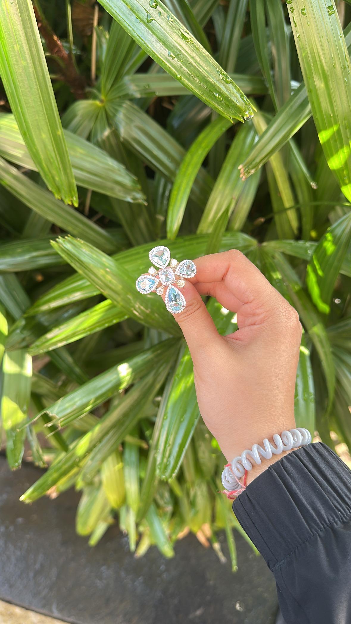 Femenino o masculino Engastado en Oro blanco de 18 quilates, 10,58 quilates, Anillo de cóctel de aguamarina y diamantes amarillos en venta