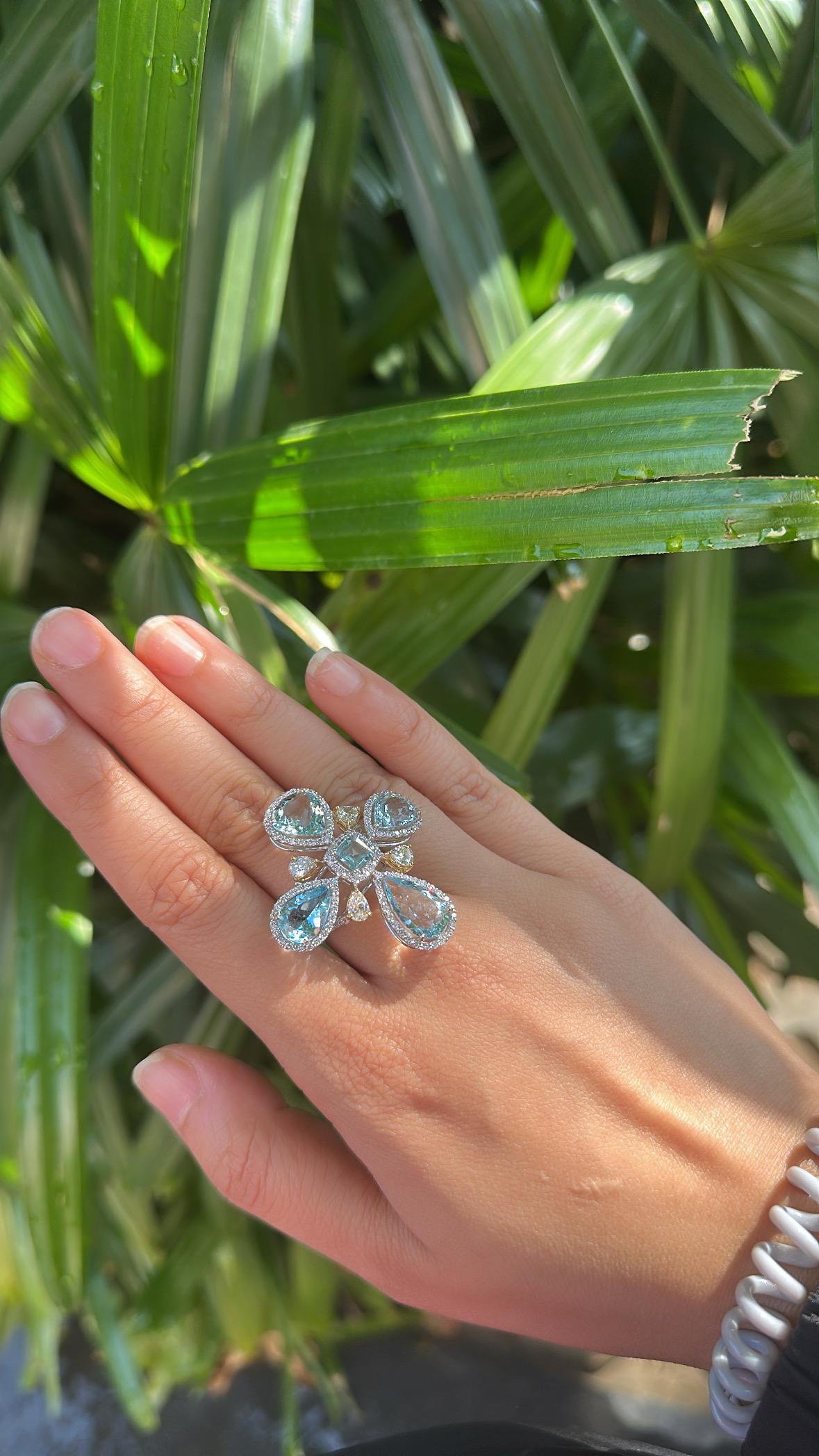 Engastado en Oro blanco de 18 quilates, 10,58 quilates, Anillo de cóctel de aguamarina y diamantes amarillos en venta 1