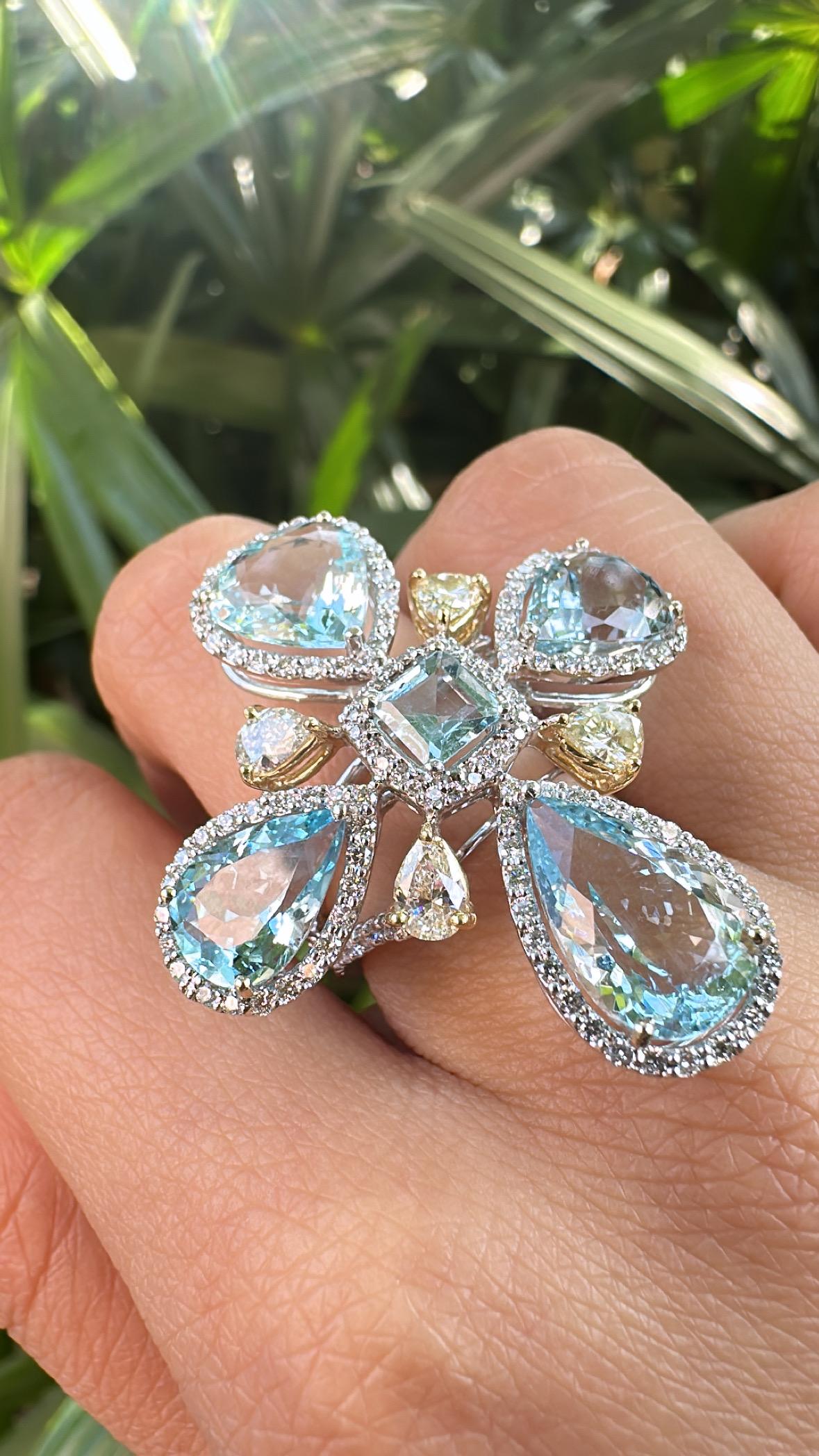 Engastado en Oro blanco de 18 quilates, 10,58 quilates, Anillo de cóctel de aguamarina y diamantes amarillos en venta 2