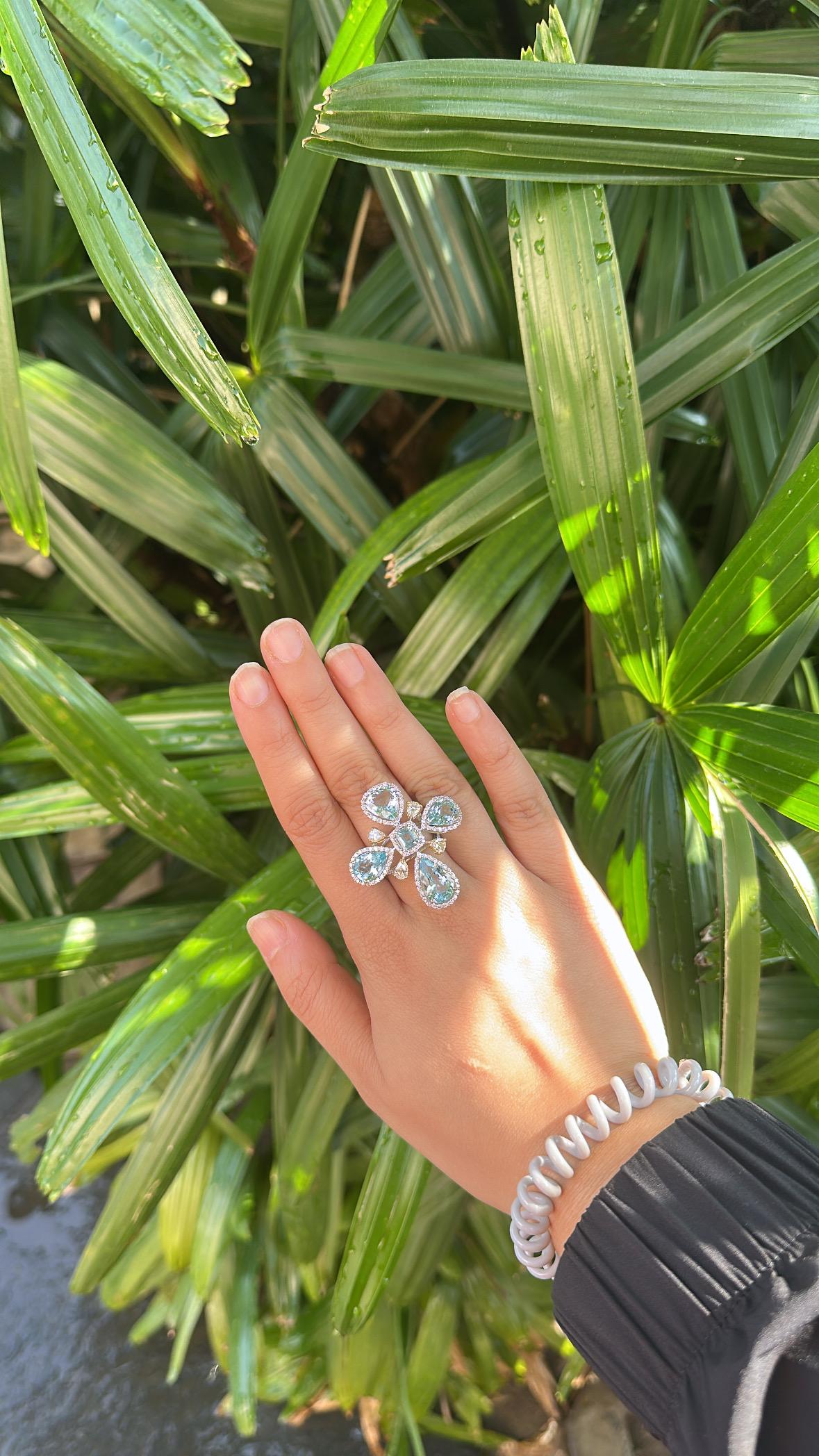 Engastado en Oro blanco de 18 quilates, 10,58 quilates, Anillo de cóctel de aguamarina y diamantes amarillos en venta 3