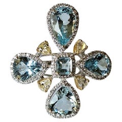 Set in 18K white Gold, 10.58 carats, Aquamarine 
Yellow Diamonds Cocktail Ring