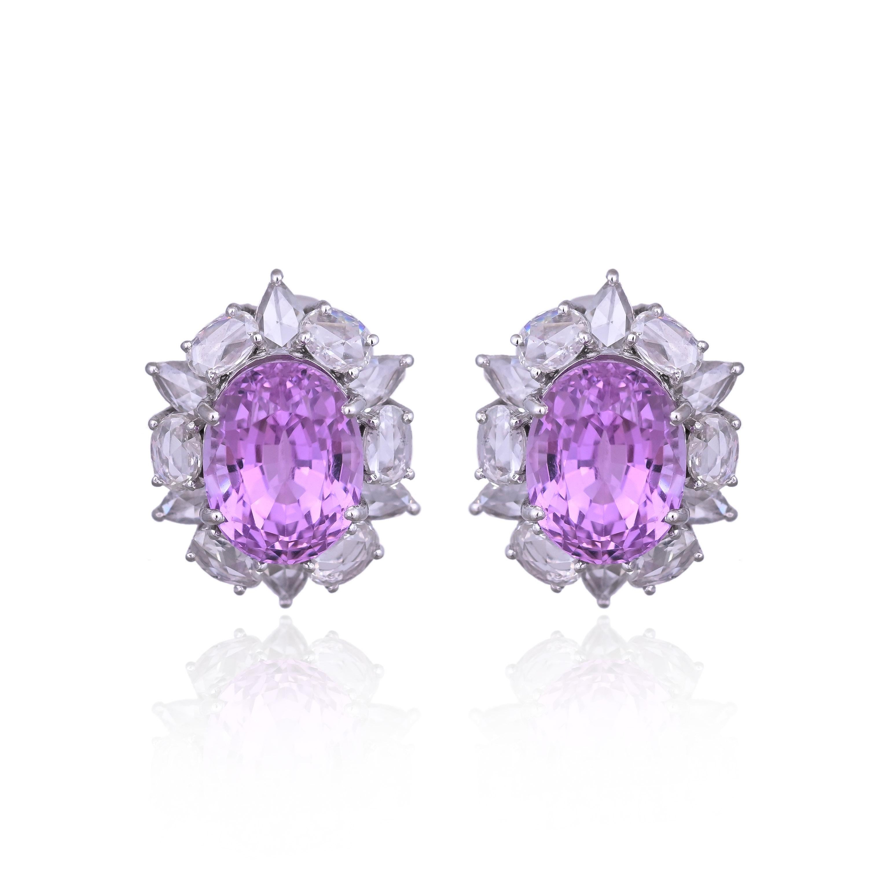 Superbe et magnifique, style moderne, boucles d'oreilles en Kunzite serties en or blanc 18 carats et diamants naturels. Le poids des Kunzites de forme ovale est de 11,26 carats. Les diamants taillés en rose pèsent 2.95 carats. Le poids net de l'or