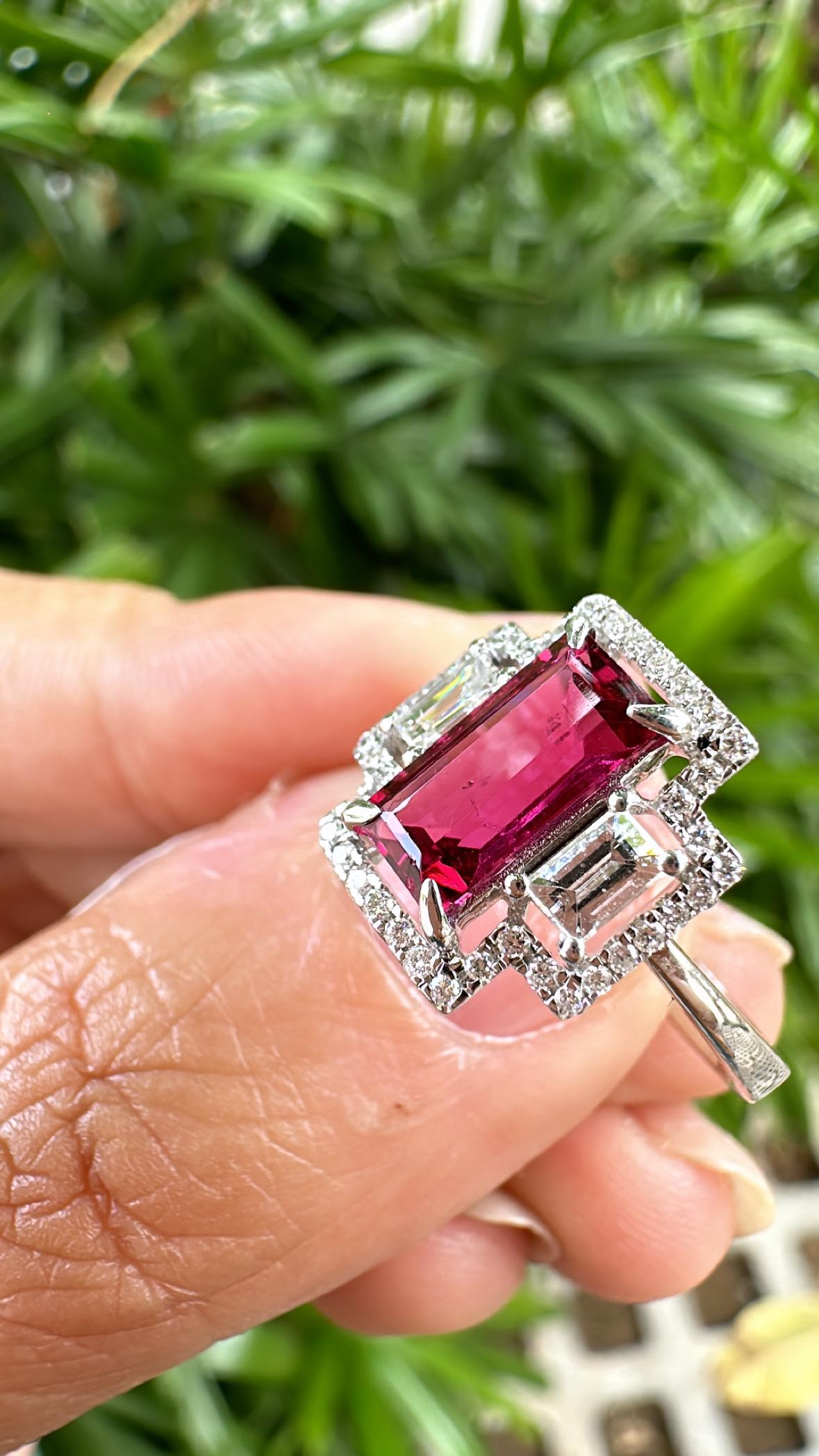 Women's or Men's Set in 18K White Gold, 1.26 carats Rubellite & Baguette Diamonds Engagement Ring For Sale