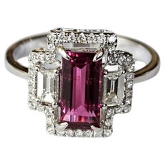 Anillo de compromiso de oro blanco de 18 quilates, 1,26 quilates de rubelita y diamantes baguette