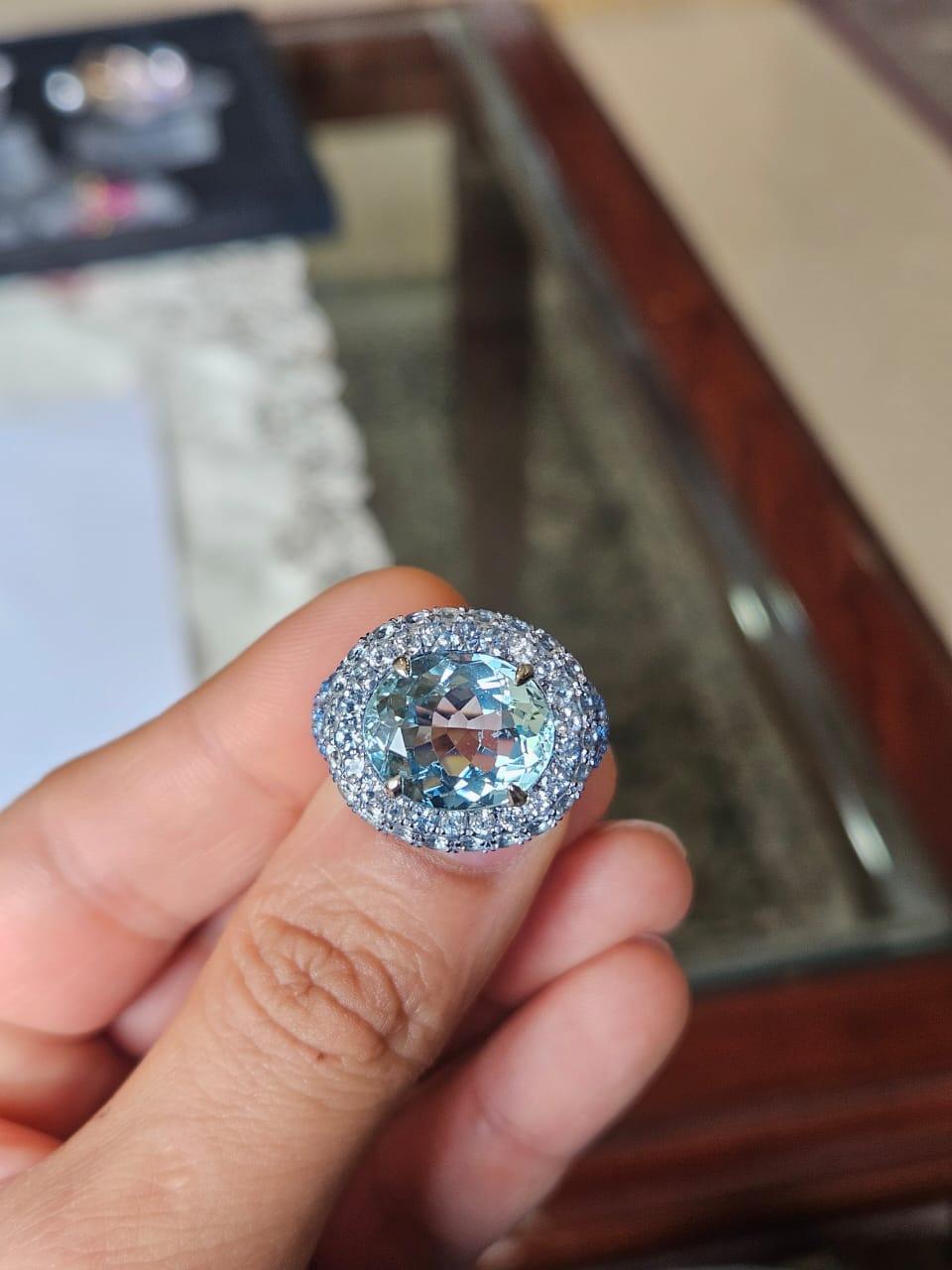 Un bellissimo anello da cocktail con acquamarina in oro bianco 18 carati e diamanti naturali. Il peso complessivo delle acquemarine è di 13,55 carati. Il peso dei diamanti è di 0,16 carati. Il peso netto dell'oro 18 carati è di 11,94 grammi. Il peso