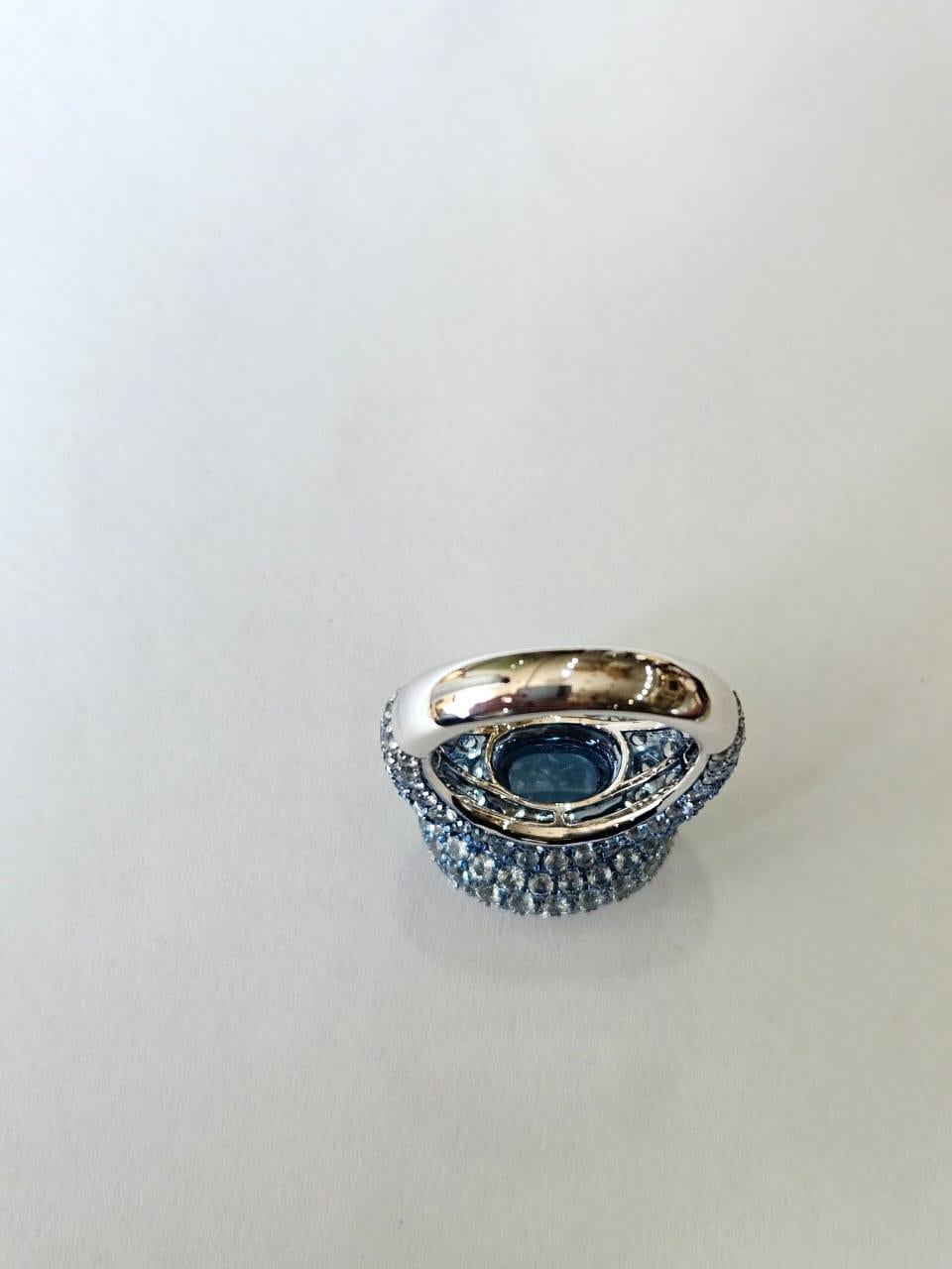 Moderno Anello da cocktail con acquamarina e diamanti in oro bianco 18 carati, 13,55 carati in vendita