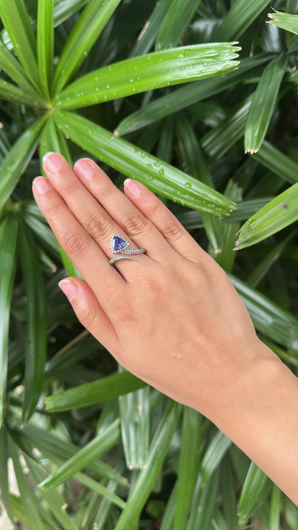 Anillo de compromiso moderno de tanzanita y diamantes, engastado en oro blanco de 18 quilates, 1,58 quilates en venta 4