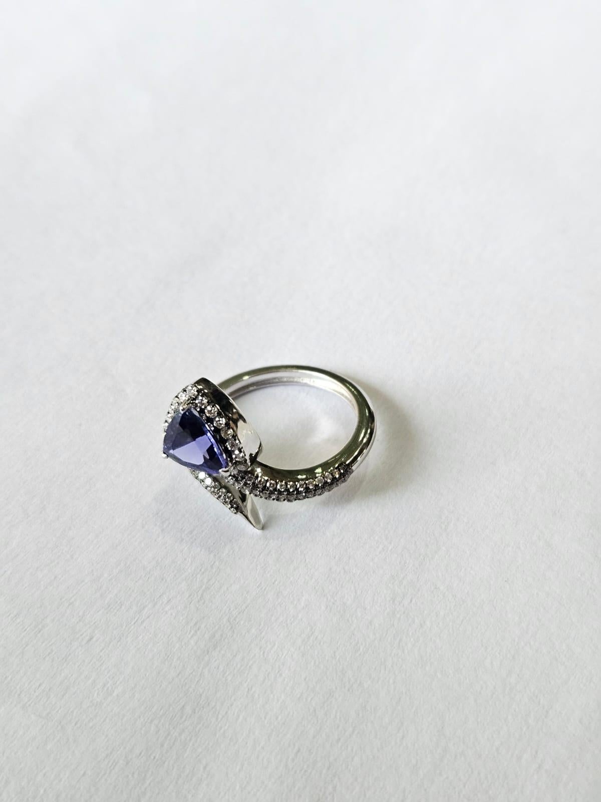 Anillo de compromiso moderno de tanzanita y diamantes, engastado en oro blanco de 18 quilates, 1,58 quilates Corte trillion en venta