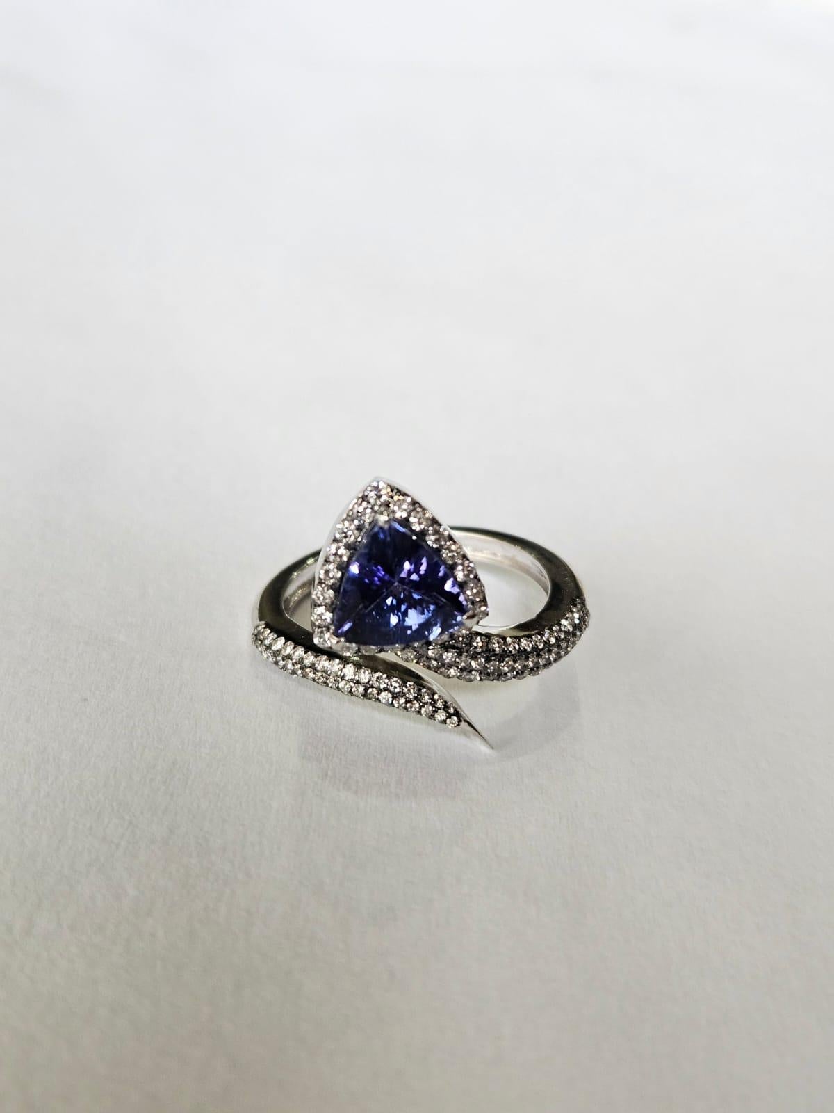 Anillo de compromiso moderno de tanzanita y diamantes, engastado en oro blanco de 18 quilates, 1,58 quilates en Nuevo estado para la venta en Hong Kong, HK