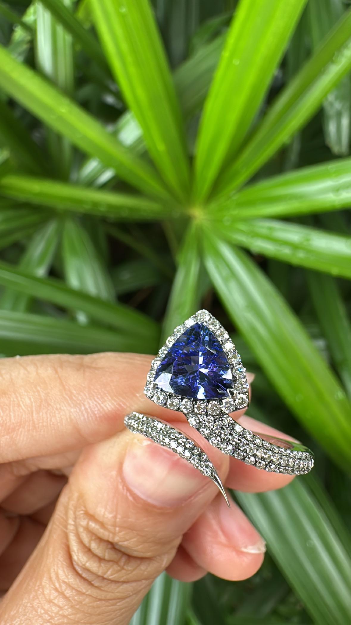 Femenino o masculino Anillo de compromiso moderno de tanzanita y diamantes, engastado en oro blanco de 18 quilates, 1,58 quilates en venta