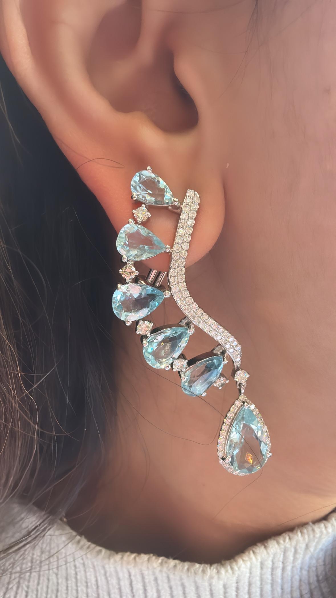 Set in 18K White Gold, 16.63 carats, Aquamarine & Diamonds Chandelier Earrings In New Condition For Sale In Hong Kong, HK