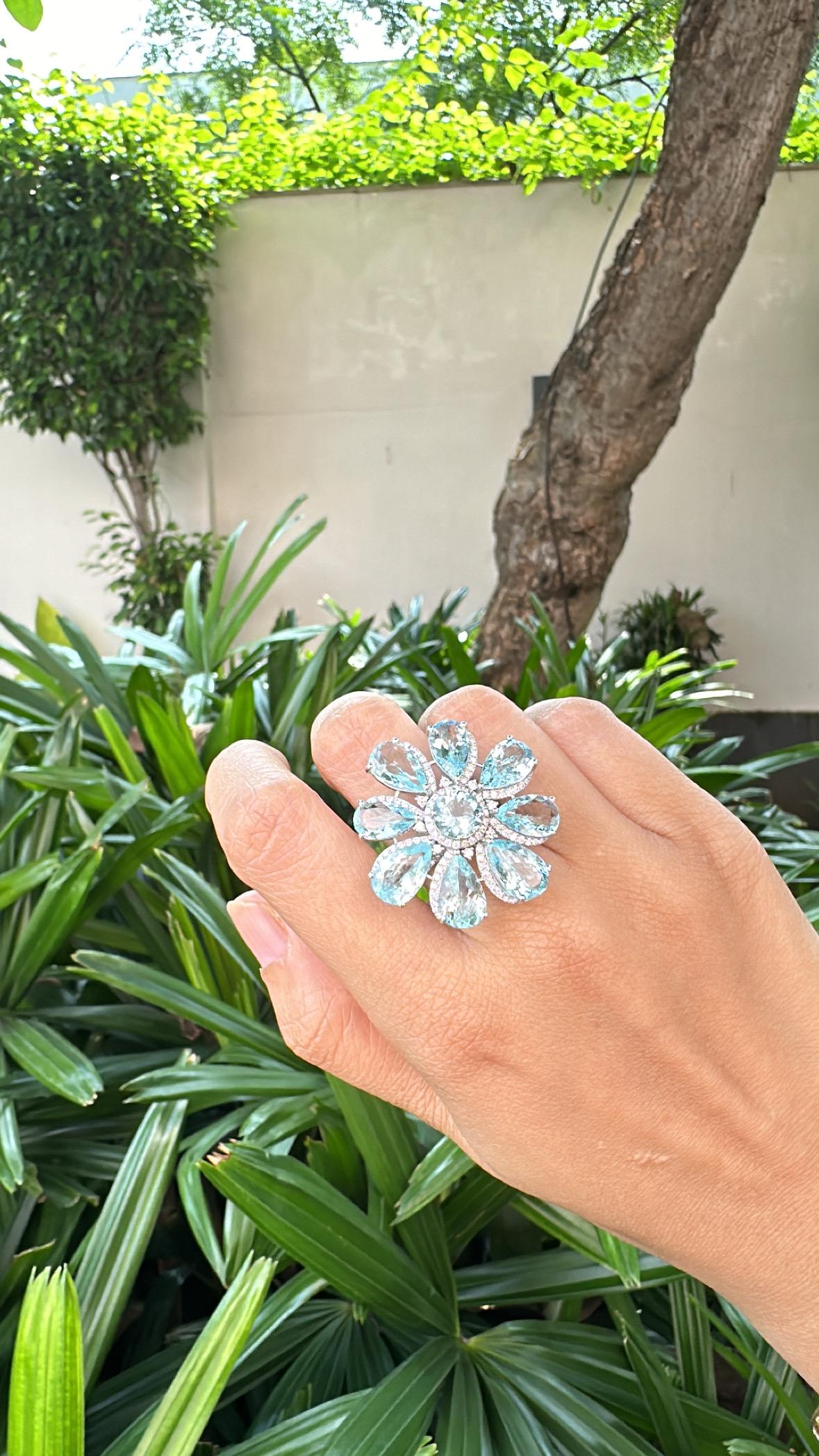 Set in 18K White Gold, 18.94 carats Aquamarine & Diamond oversized Cocktail Ring For Sale 4