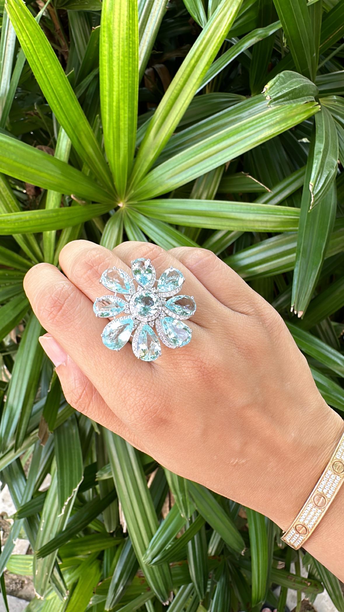 Set in 18K White Gold, 18.94 carats Aquamarine & Diamond oversized Cocktail Ring For Sale 5