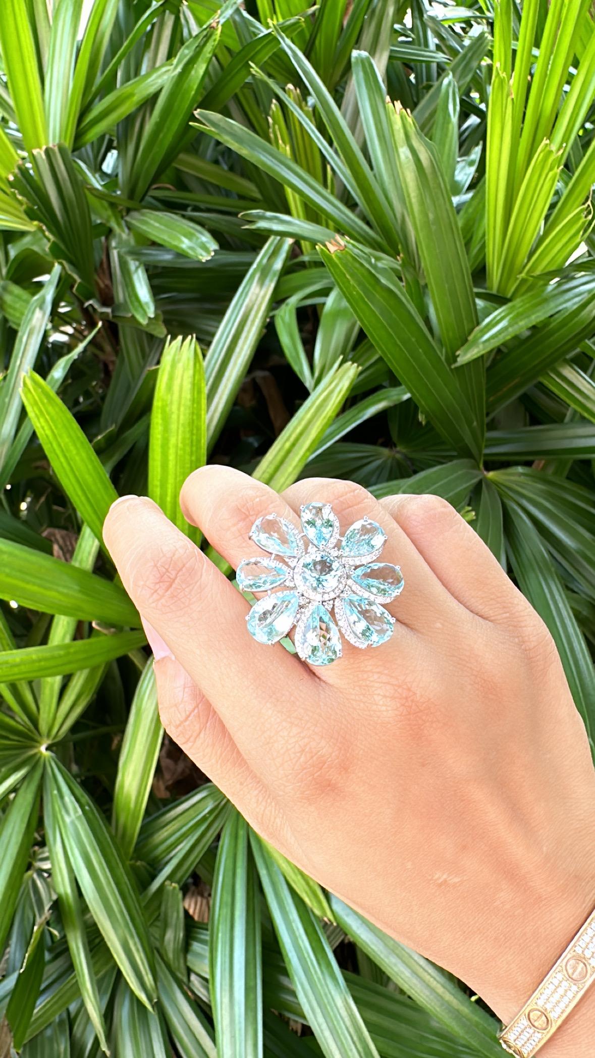Set in 18K White Gold, 18.94 carats Aquamarine & Diamond oversized Cocktail Ring For Sale 6