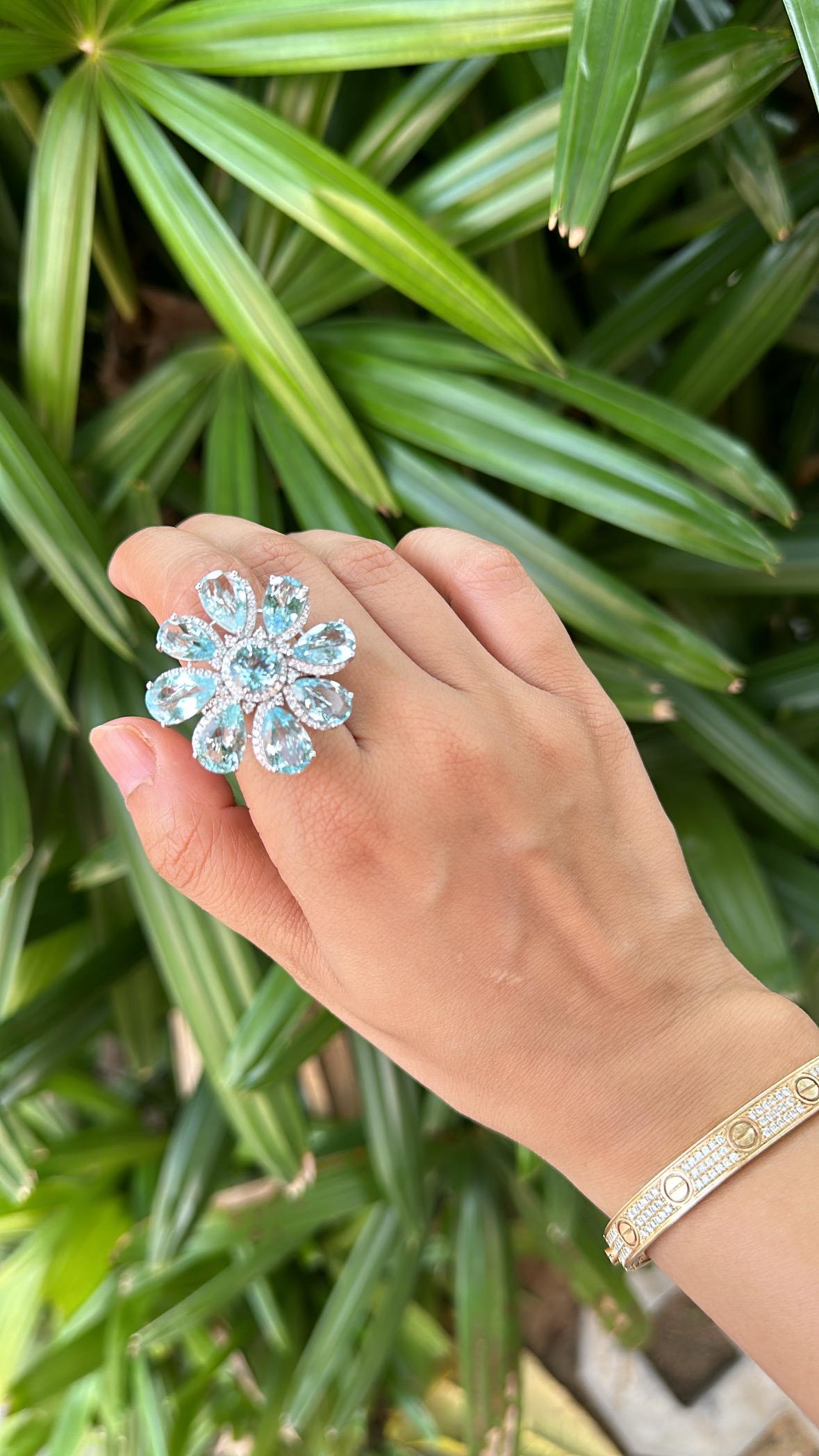 Set in 18K White Gold, 18.94 carats Aquamarine & Diamond oversized Cocktail Ring For Sale 2