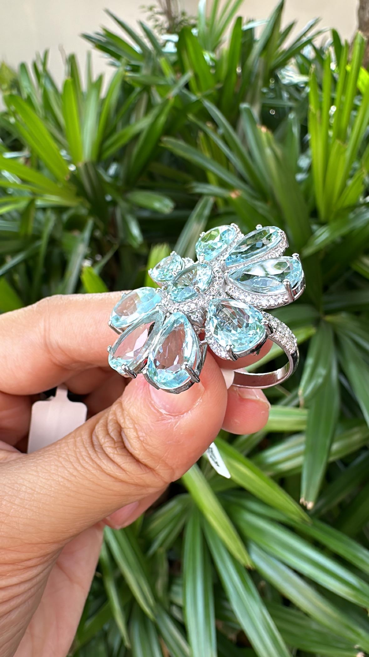 Set in 18K White Gold, 18.94 carats Aquamarine & Diamond oversized Cocktail Ring For Sale 3