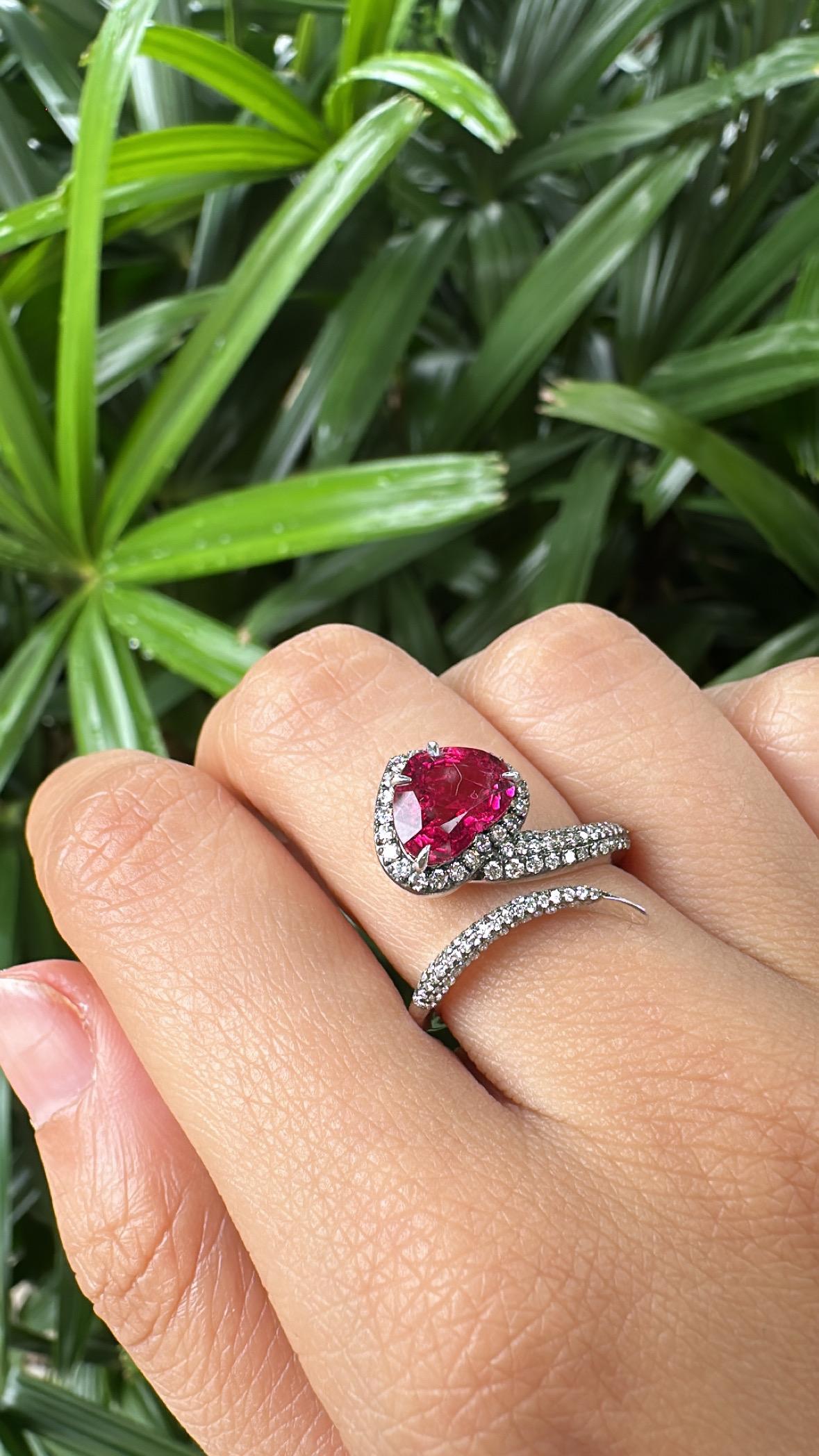 Bague de fiançailles moderne en or blanc 18 carats, 2,00 carats, Rubellite et diamants en vente 4