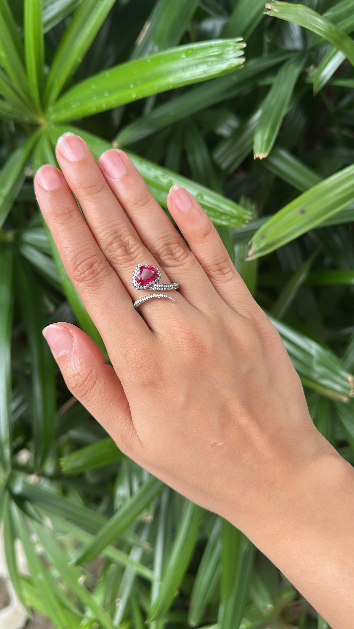 Bague de fiançailles moderne en or blanc 18 carats, 2,00 carats, Rubellite et diamants en vente 5