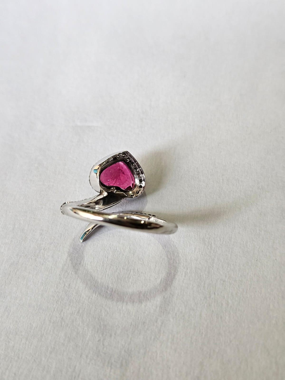 Moderne Bague de fiançailles moderne en or blanc 18 carats, 2,00 carats, Rubellite et diamants en vente