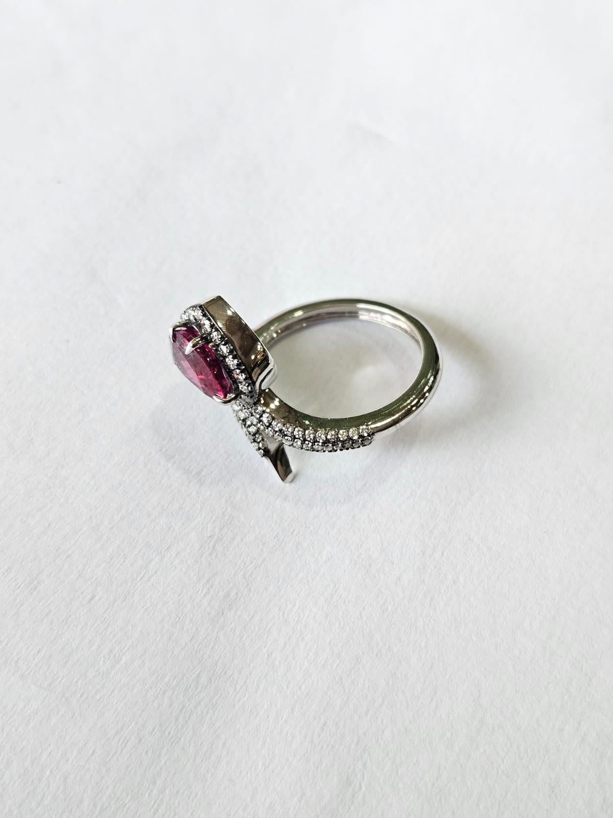 Taille cœur Bague de fiançailles moderne en or blanc 18 carats, 2,00 carats, Rubellite et diamants en vente