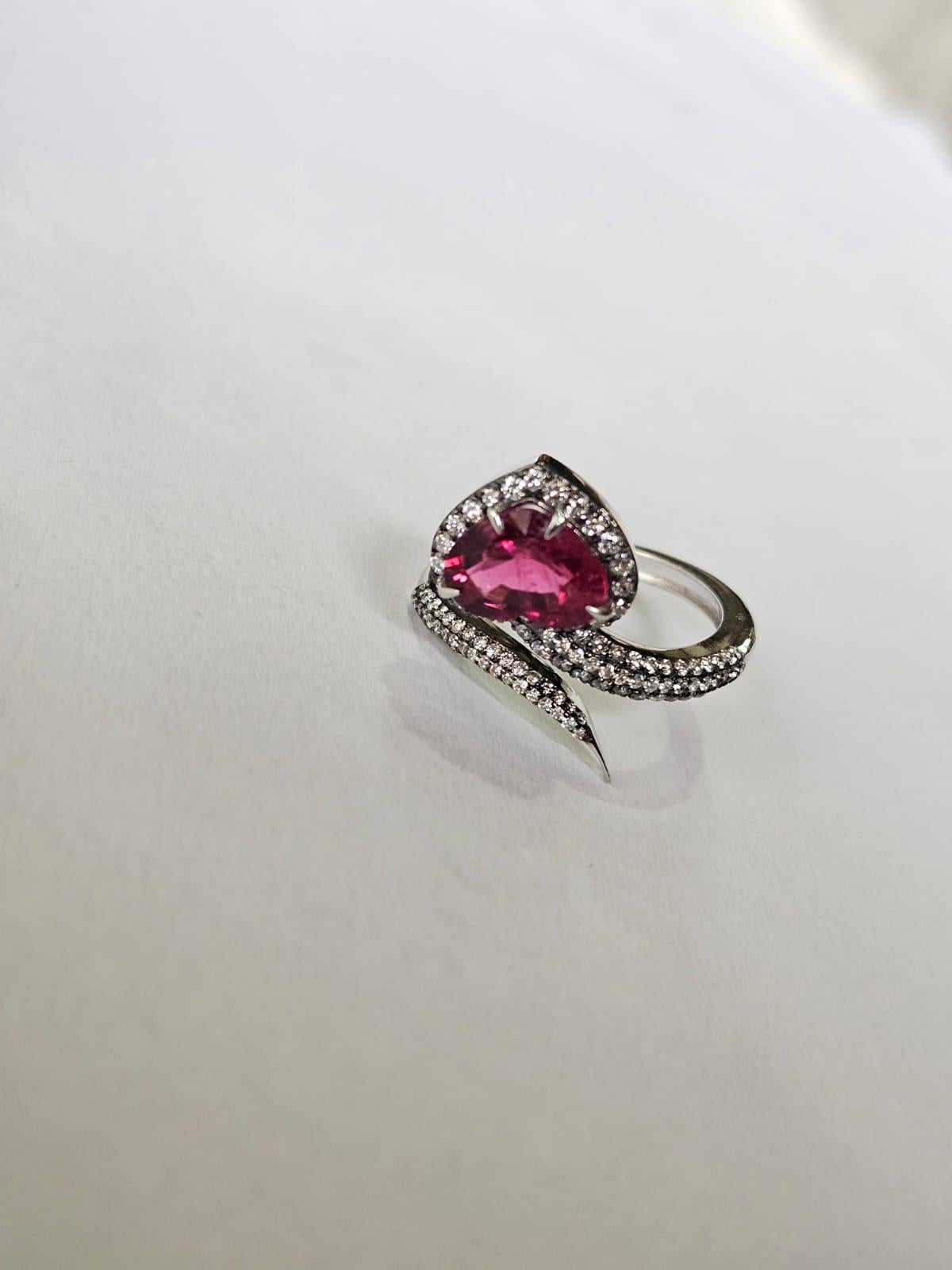 Bague de fiançailles moderne en or blanc 18 carats, 2,00 carats, Rubellite et diamants Neuf - En vente à Hong Kong, HK