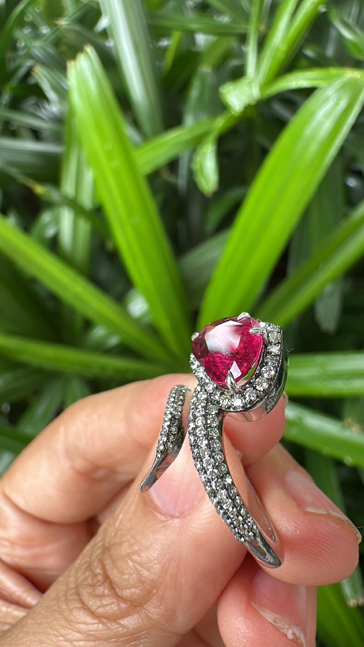 Bague de fiançailles moderne en or blanc 18 carats, 2,00 carats, Rubellite et diamants Unisexe en vente