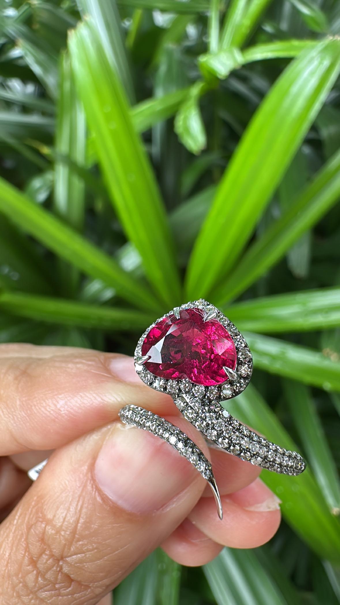Bague de fiançailles moderne en or blanc 18 carats, 2,00 carats, Rubellite et diamants en vente 1