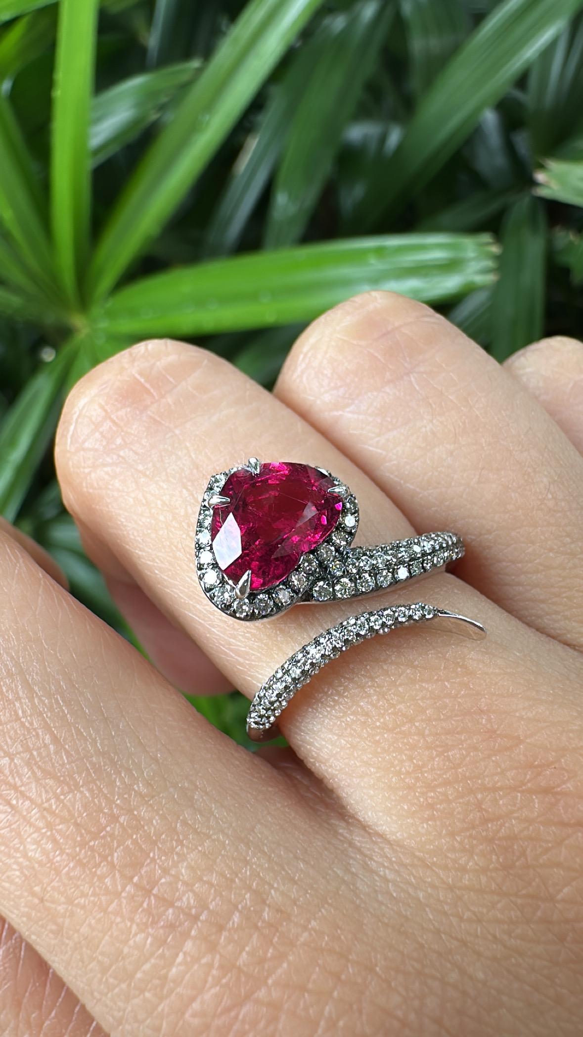 Bague de fiançailles moderne en or blanc 18 carats, 2,00 carats, Rubellite et diamants en vente 2