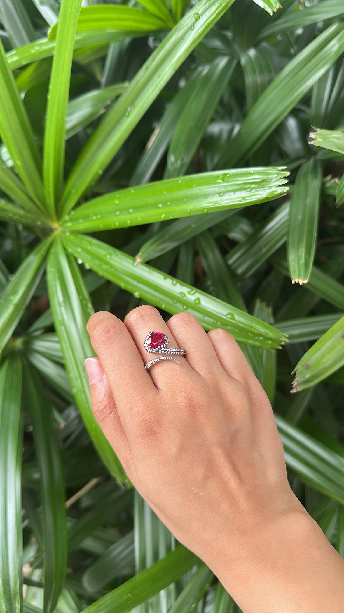 Bague de fiançailles moderne en or blanc 18 carats, 2,00 carats, Rubellite et diamants en vente 3