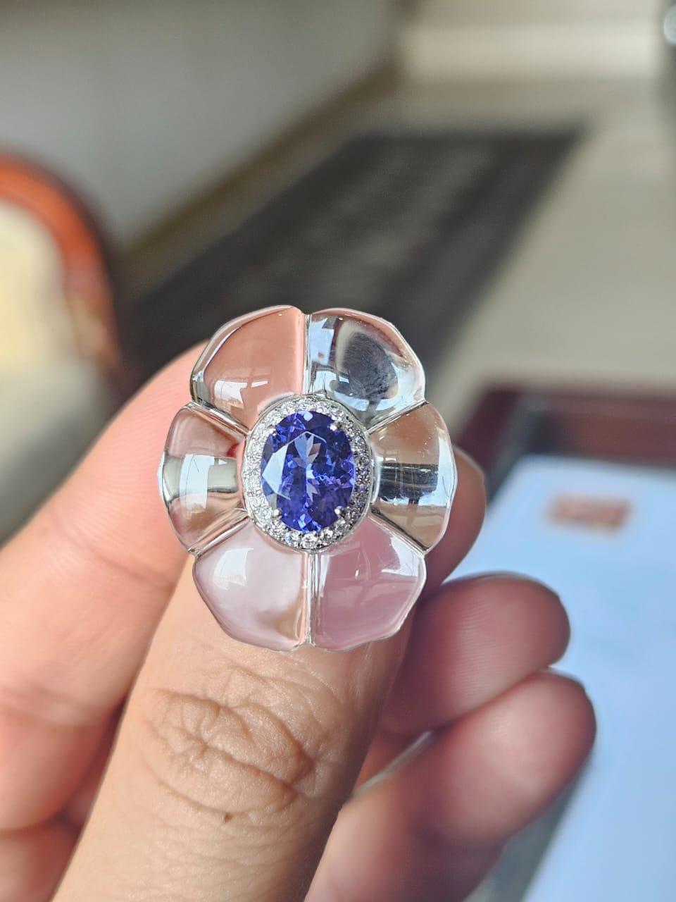 Un bellissimo anello da cocktail con tanzanite e cristalli in oro bianco 18 carati e diamanti naturali. Il peso della tanzanite è di 2,00 carati. La tanzanite proviene in modo responsabile dalla Tanzania. Il peso del cristallo è di 28.28 carati. Il