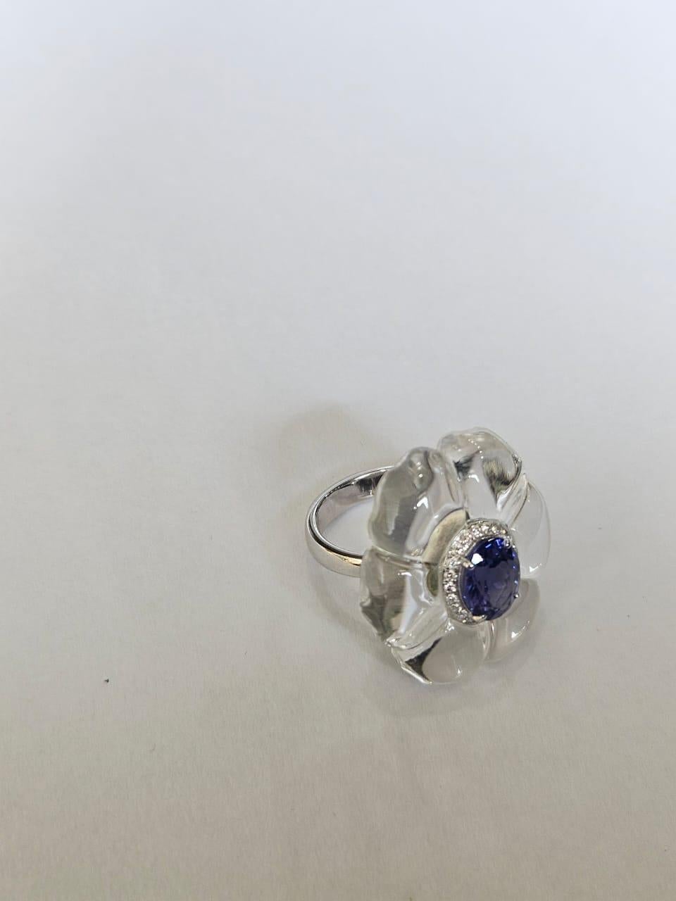 Taglio ovale Anello da cocktail con tanzanite, cristalli e diamanti, in oro bianco 18 carati, 2,00 carati in vendita