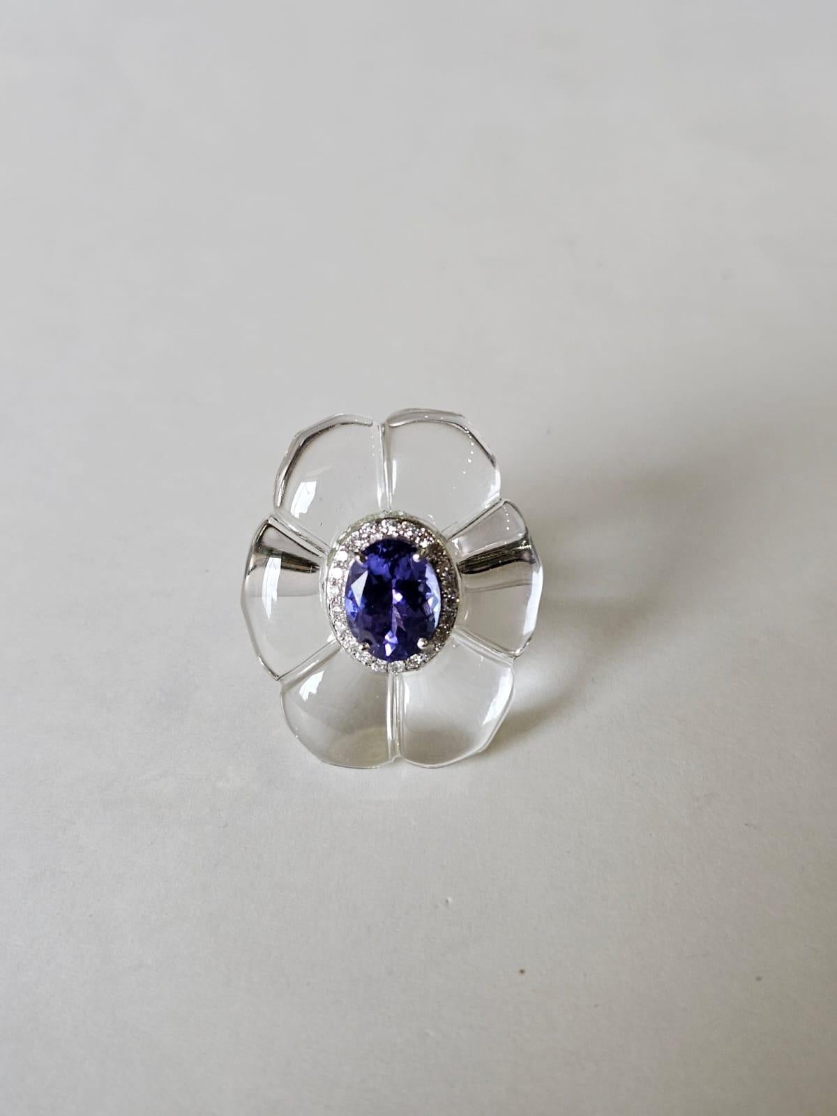 Ein sehr schöner, moderner Cocktailring aus Tansanit und Kristall in 18 Karat Weißgold und natürlichen Diamanten. Das Gewicht des ovalen Tansanits beträgt 2,08 Karat. Der Tansanit stammt aus Tansania und wird dort auf verantwortungsvolle Weise