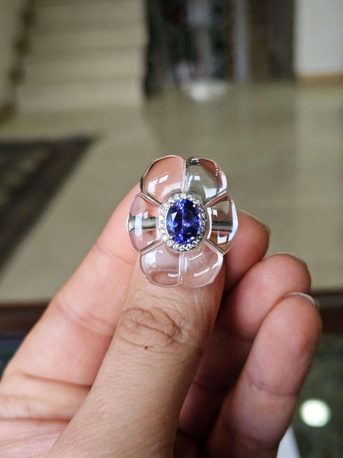 In 18K Weißgold gefasst, 2,08 Karat, Tansanit, Kristall und Diamanten Cocktail-Ring (Ovalschliff) im Angebot