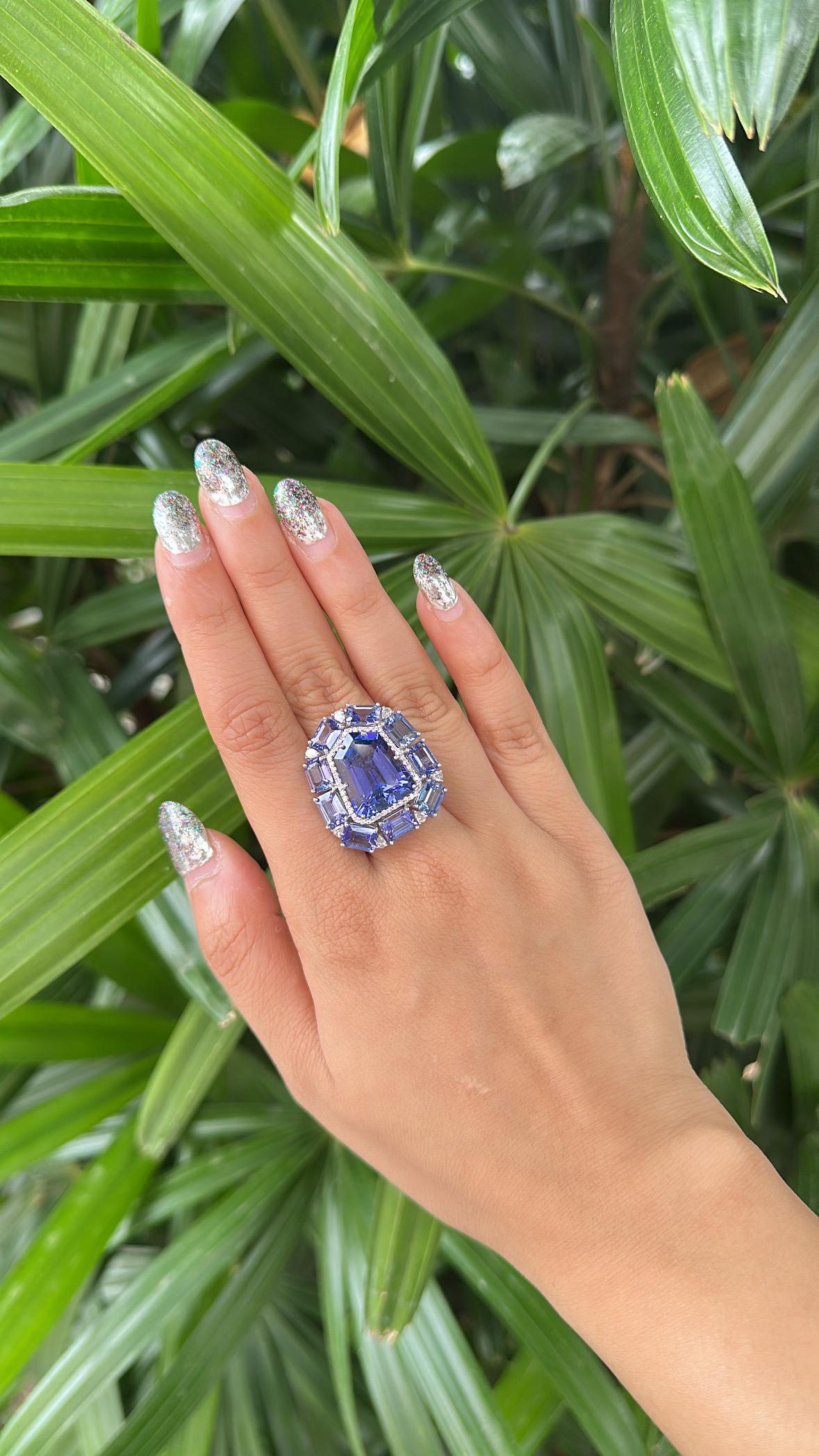 Anillo de cóctel de oro blanco de 18 quilates, 21,21 quilates, tanzanita y diamantes talla rosa en venta 5