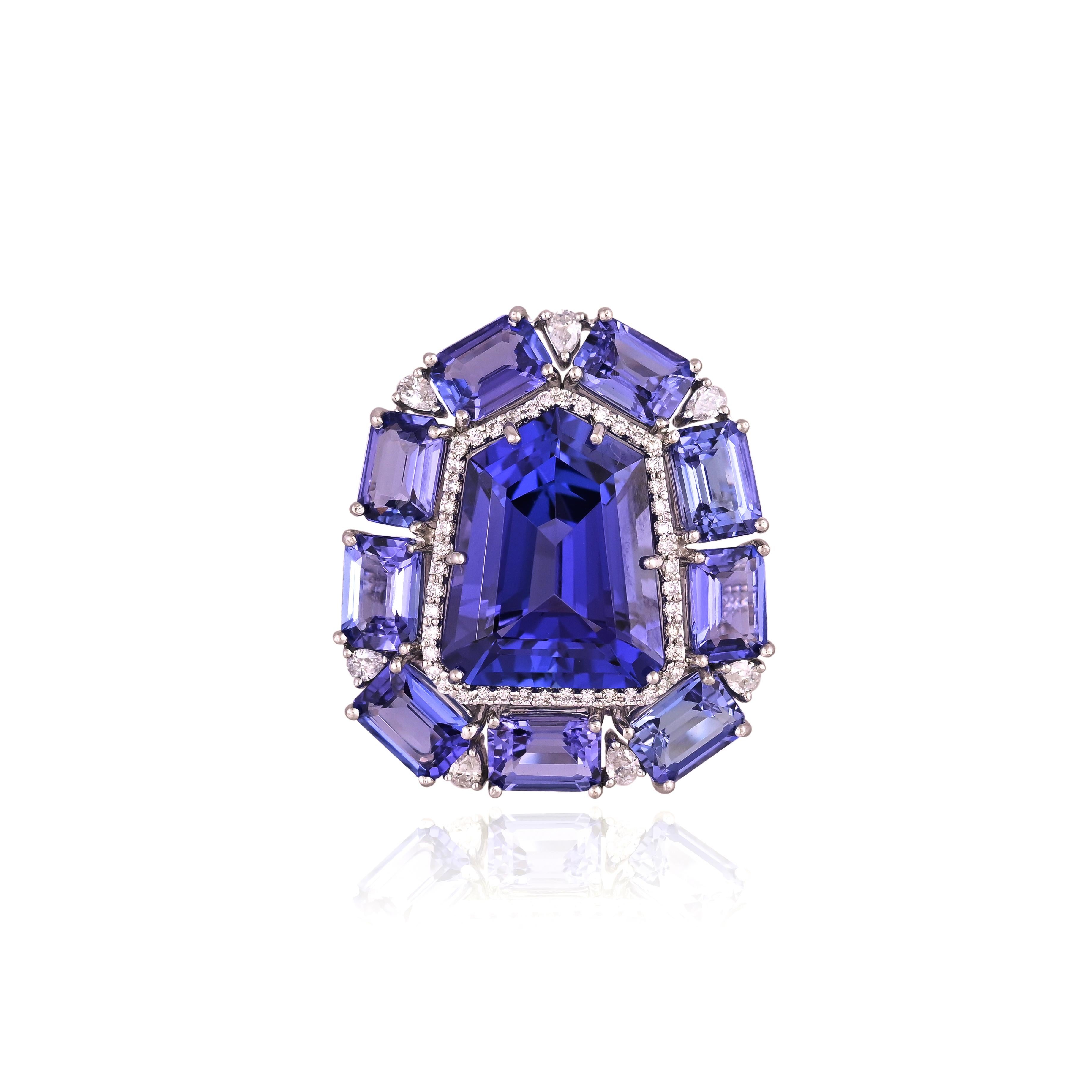 Un precioso anillo de tanzanita de cóctel, de estilo moderno, engastado en oro blanco de 18 quilates y diamantes naturales. El peso combinado de las tanzanitas es de 21.21 quilates. Las tanzanitas proceden de forma responsable de Tanzania. El peso