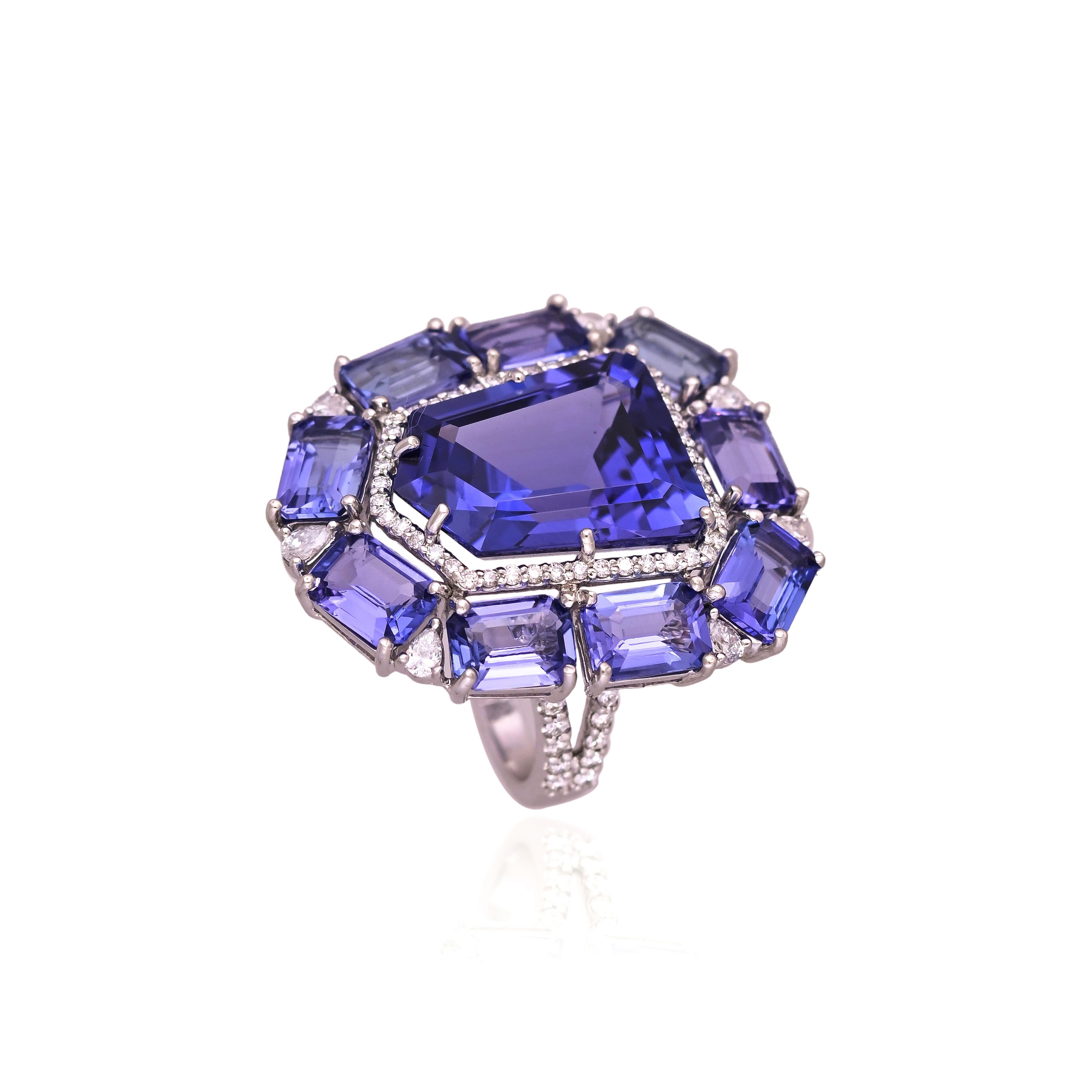 Anillo de cóctel de oro blanco de 18 quilates, 21,21 quilates, tanzanita y diamantes talla rosa Moderno en venta