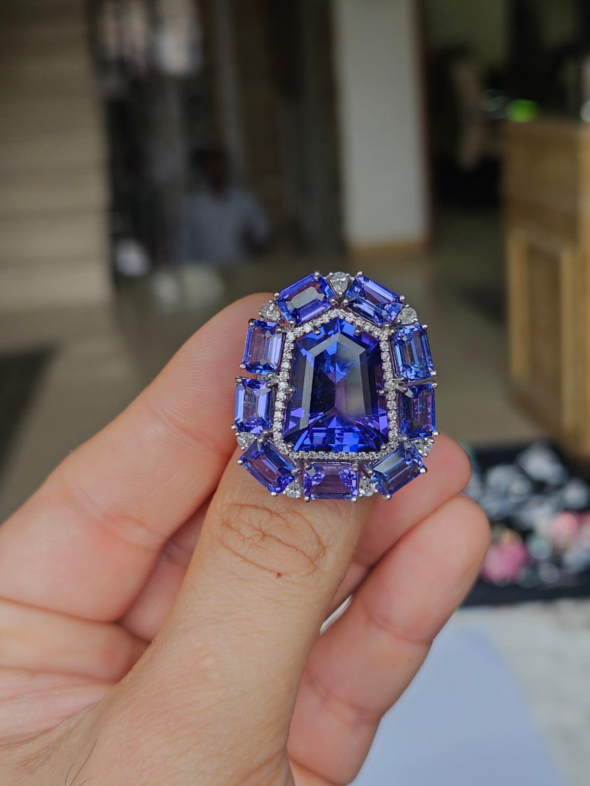 Anillo de cóctel de oro blanco de 18 quilates, 21,21 quilates, tanzanita y diamantes talla rosa Corte de escudo en venta