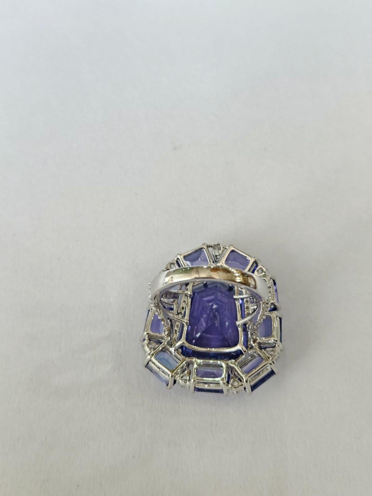 Anillo de cóctel de oro blanco de 18 quilates, 21,21 quilates, tanzanita y diamantes talla rosa en Nuevo estado para la venta en Hong Kong, HK