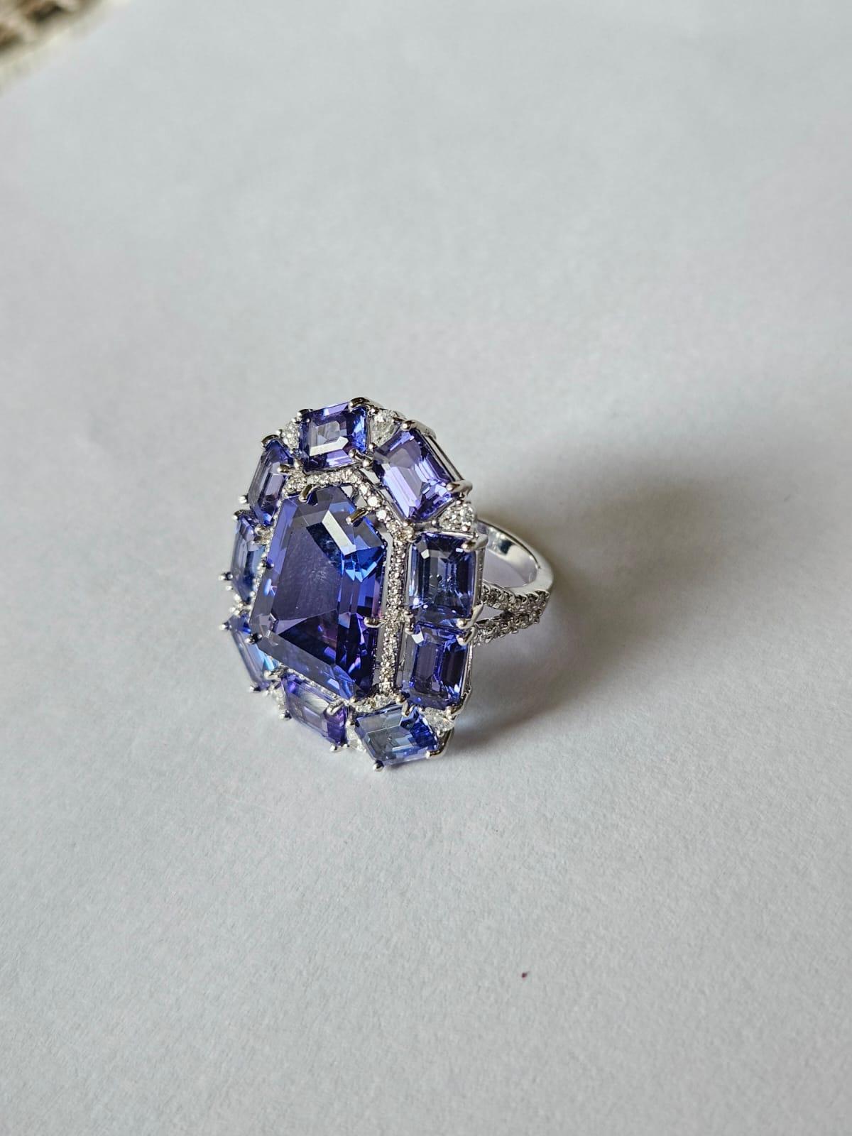 Femenino o masculino Anillo de cóctel de oro blanco de 18 quilates, 21,21 quilates, tanzanita y diamantes talla rosa en venta