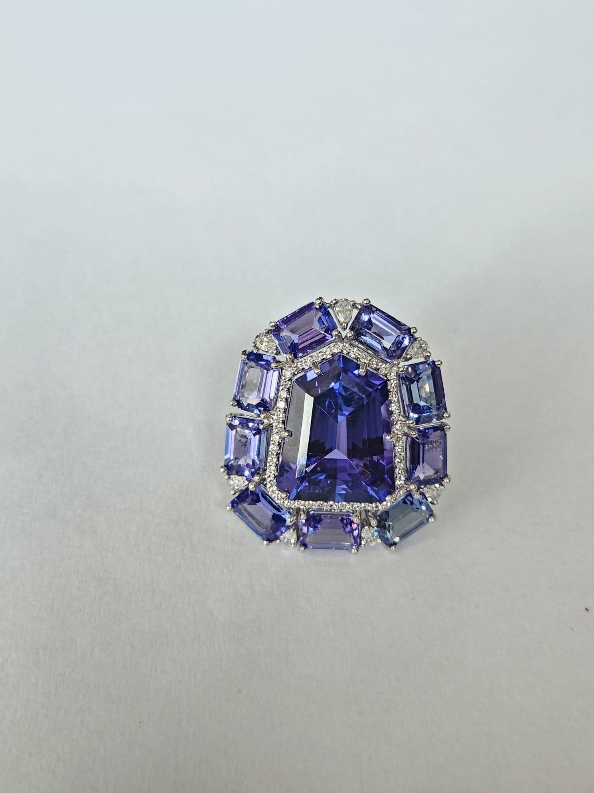 Anillo de cóctel de oro blanco de 18 quilates, 21,21 quilates, tanzanita y diamantes talla rosa en venta 1
